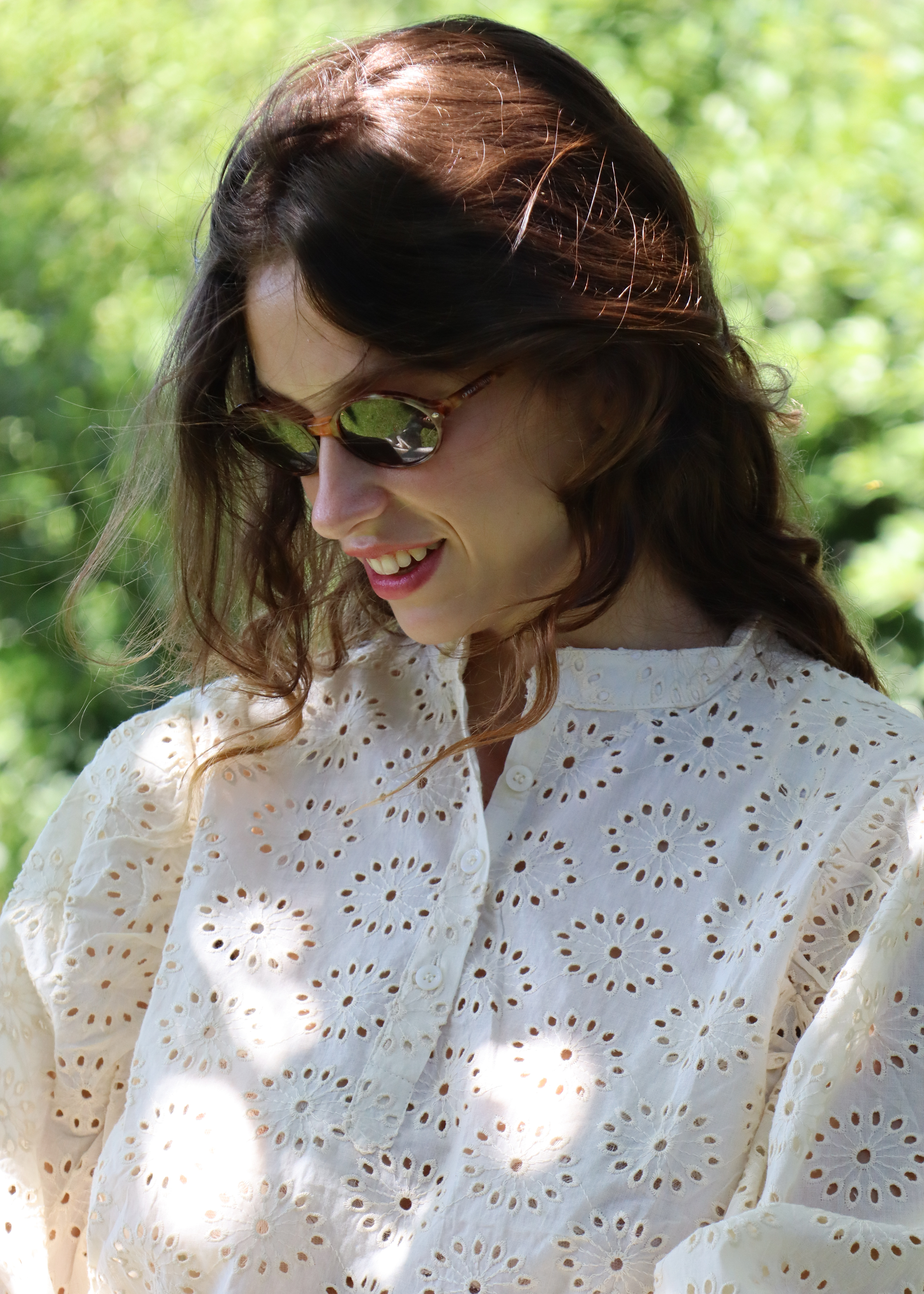 Blusa bianca in tessuto sangallo con maniche a sbuffo – New Sangallo Shirt. Taglia unica S/M, stile femminile e versatile. Realizzata in India, lavabile a 30°C e stirabile a bassa temperatura.