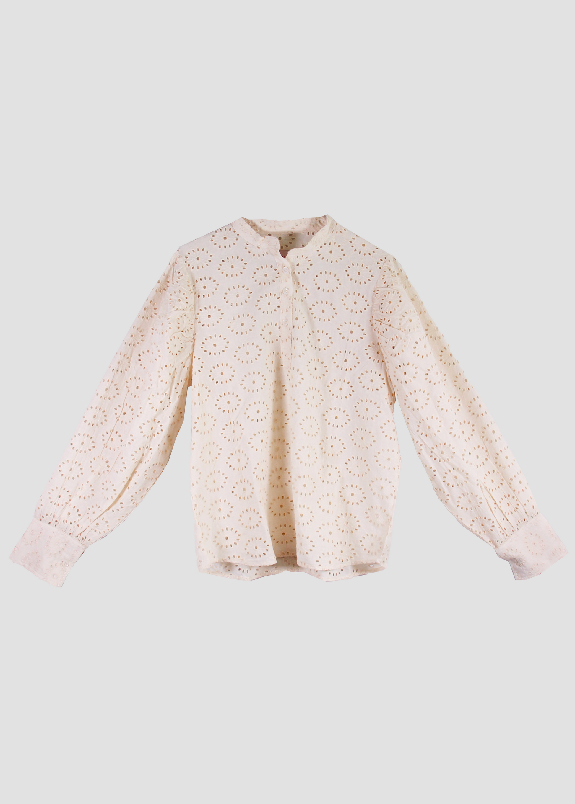 Blusa bianca in tessuto sangallo con maniche a sbuffo – New Sangallo Shirt. Taglia unica S/M, stile femminile e versatile. Realizzata in India, lavabile a 30°C e stirabile a bassa temperatura.