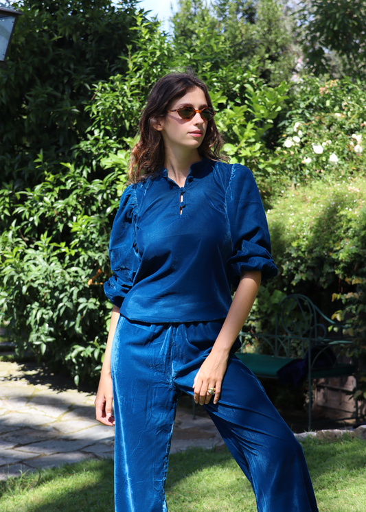 IGI AMA Bohémien Shirt – Blusa blu petrolio in 100% velluto con scollo a bottoni in tessuto e maniche lunghe con elastico al polso. Vestibilità comoda, taglia unica adatta a una M. Prodotta in India, lavabile in lavatrice a 30°C e stirabile al rovescio a bassa temperatura.