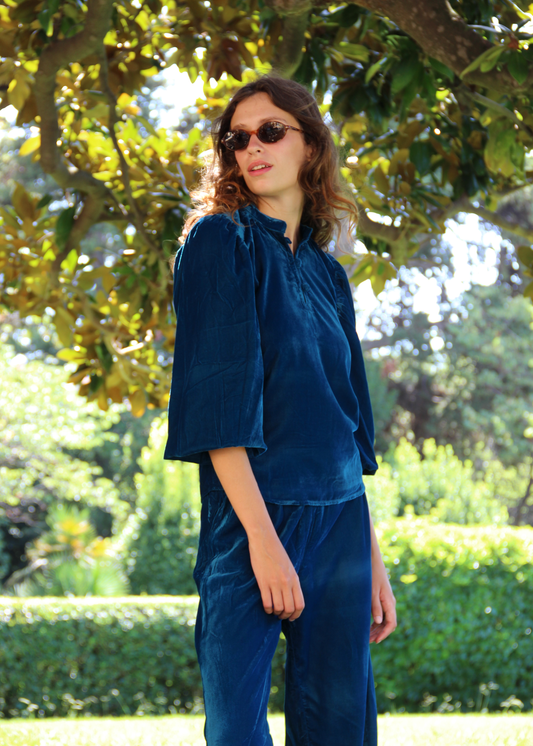IGI AMA Bohémien Shirt – Blusa blu petrolio in 100% velluto con scollo a bottoni in tessuto e maniche lunghe con elastico al polso. Vestibilità comoda, taglia unica adatta a una M. Prodotta in India, lavabile in lavatrice a 30°C e stirabile al rovescio a bassa temperatura.