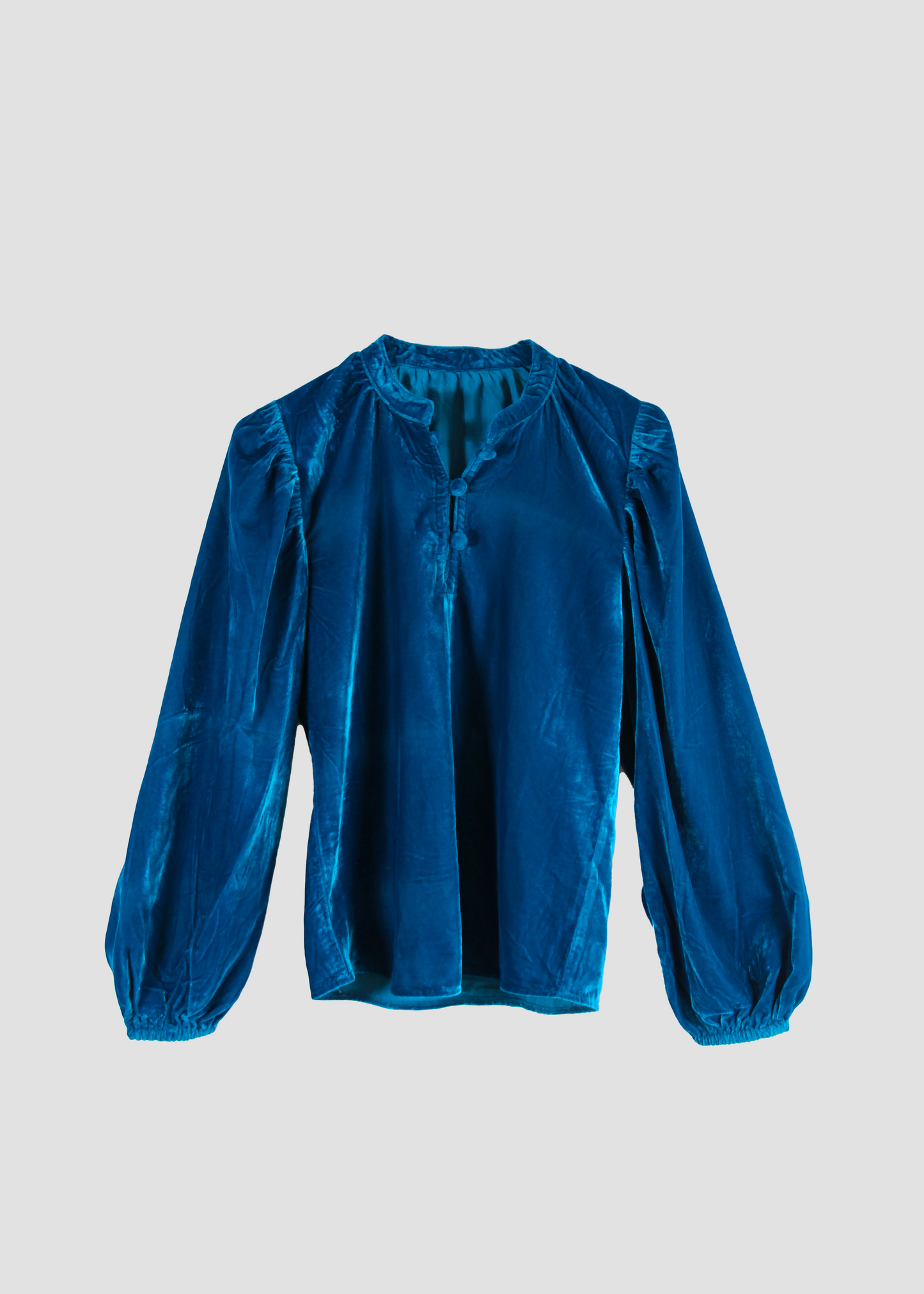 IGI AMA Bohémien Shirt – Blusa blu petrolio in 100% velluto con scollo a bottoni in tessuto e maniche lunghe con elastico al polso. Vestibilità comoda, taglia unica adatta a una M. Prodotta in India, lavabile in lavatrice a 30°C e stirabile al rovescio a bassa temperatura.