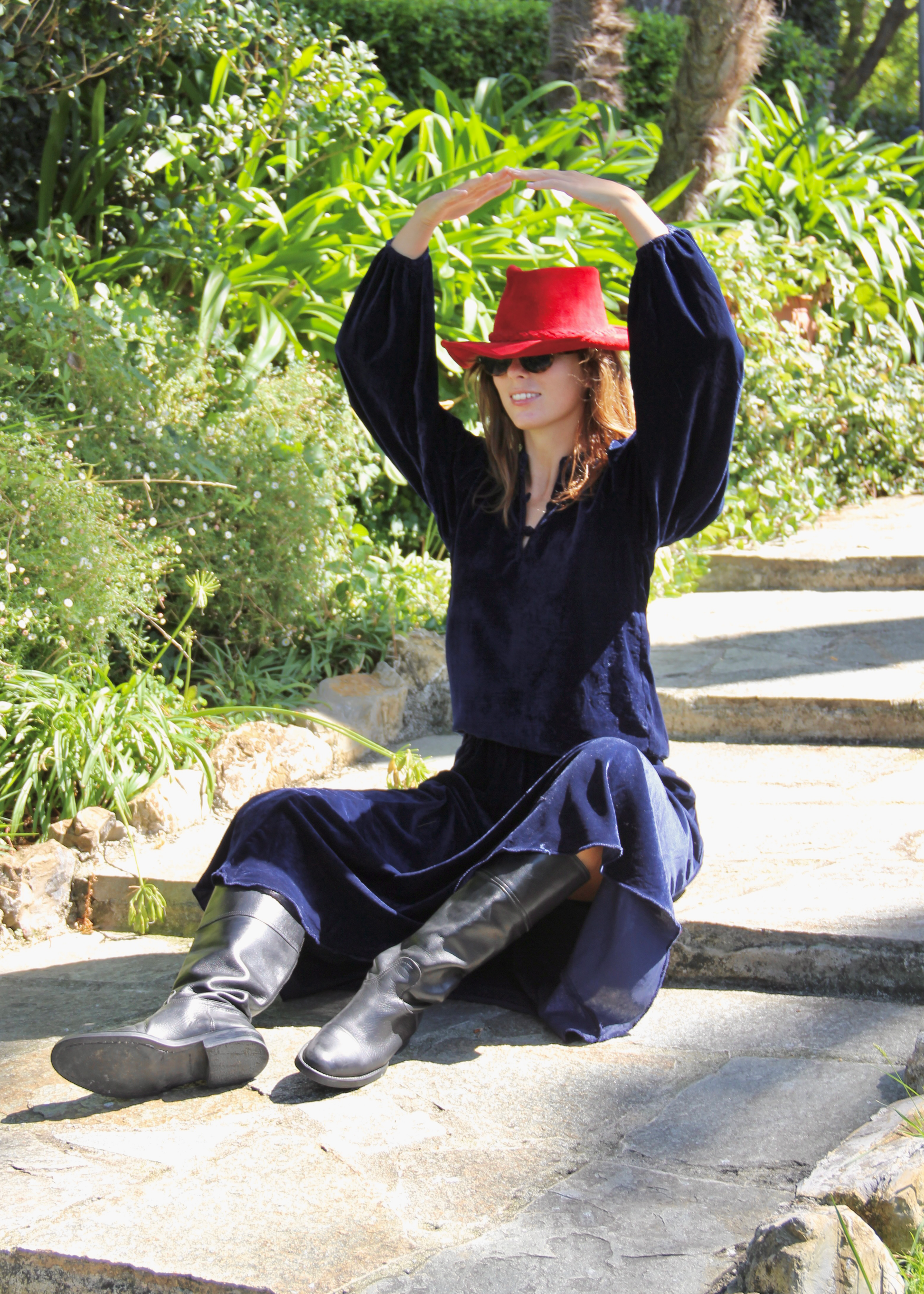 IGI AMA Bohémien Shirt – Blusa blu in 100% velluto con scollo a bottoni in tessuto e maniche lunghe con elastico al polso. Vestibilità comoda, taglia unica adatta a una M. Prodotta in India, lavabile in lavatrice a 30°C e stirabile al rovescio a bassa temperatura.