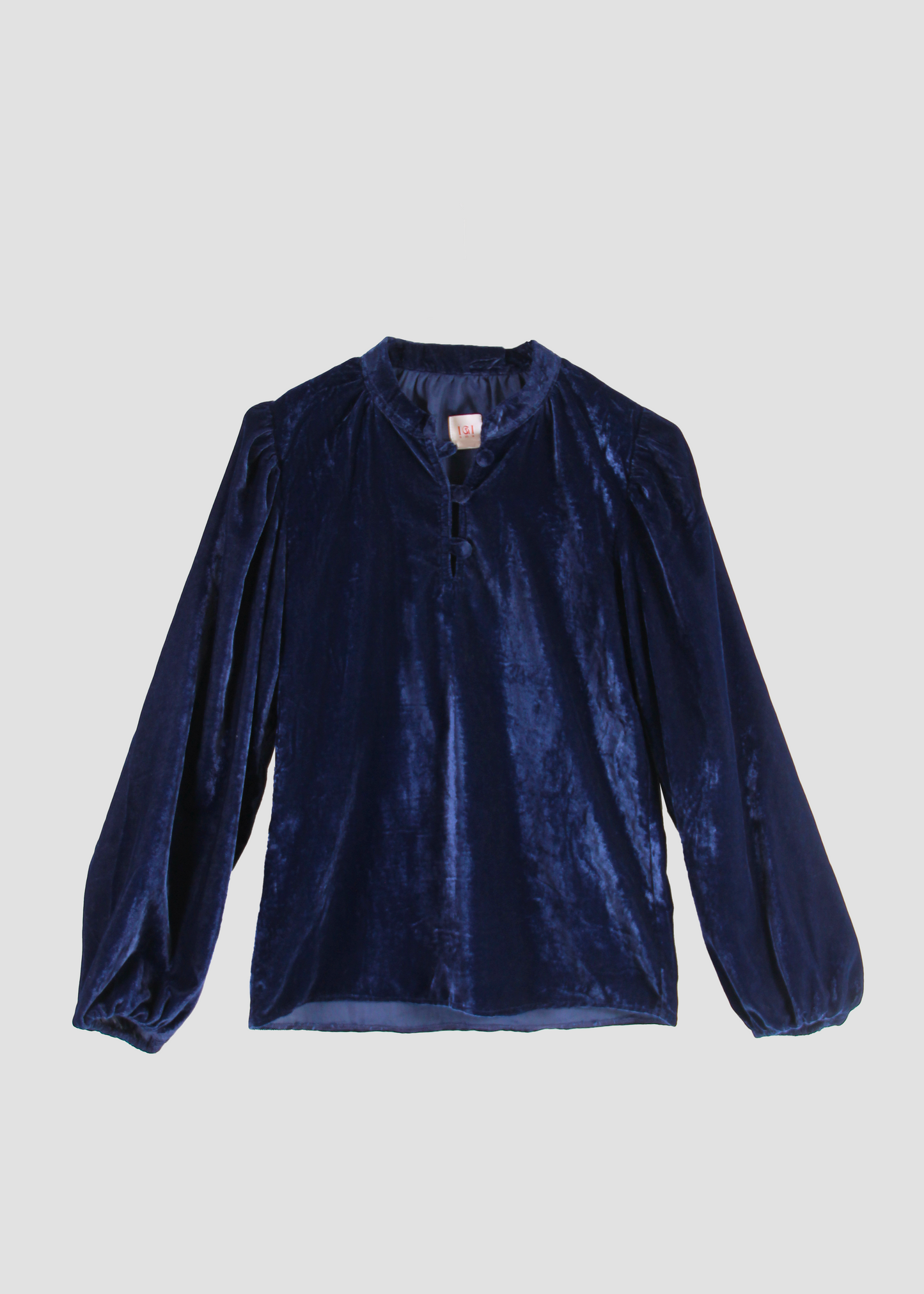 IGI AMA Bohémien Shirt – Blusa blu in 100% velluto con scollo a bottoni in tessuto e maniche lunghe con elastico al polso. Vestibilità comoda, taglia unica adatta a una M. Prodotta in India, lavabile in lavatrice a 30°C e stirabile al rovescio a bassa temperatura.
