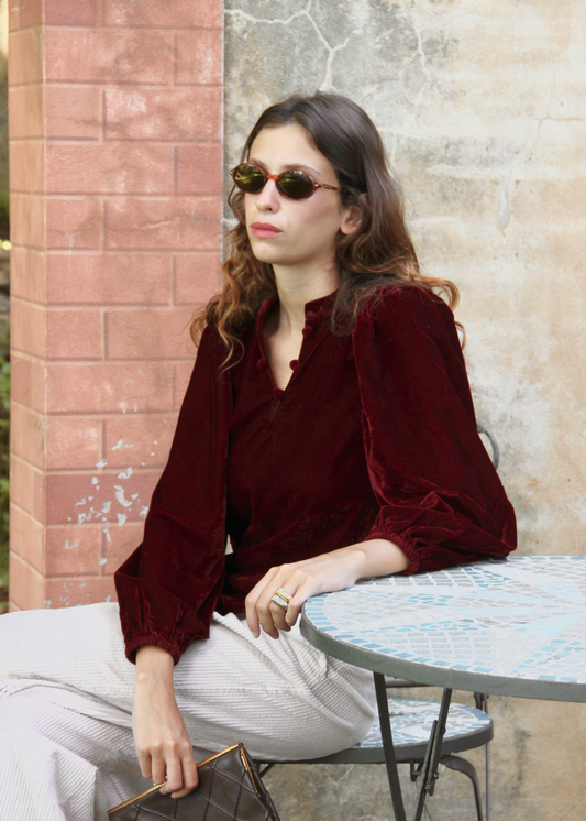 IGI AMA Bohémien Shirt – Blusa bordeaux in 100% velluto con scollo a bottoni in tessuto e maniche lunghe con elastico al polso. Vestibilità comoda, taglia unica adatta a una M. Prodotta in India, lavabile in lavatrice a 30°C e stirabile al rovescio a bassa temperatura.