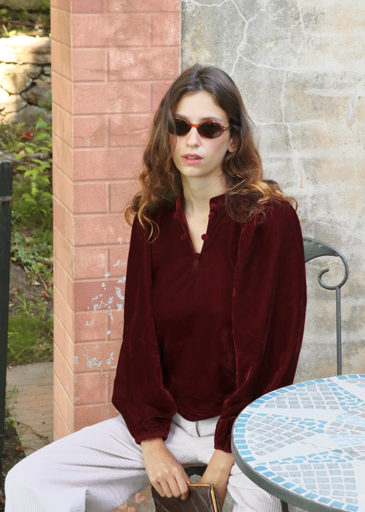 IGI AMA Bohémien Shirt – Blusa bordeaux in 100% velluto con scollo a bottoni in tessuto e maniche lunghe con elastico al polso. Vestibilità comoda, taglia unica adatta a una M. Prodotta in India, lavabile in lavatrice a 30°C e stirabile al rovescio a bassa temperatura.