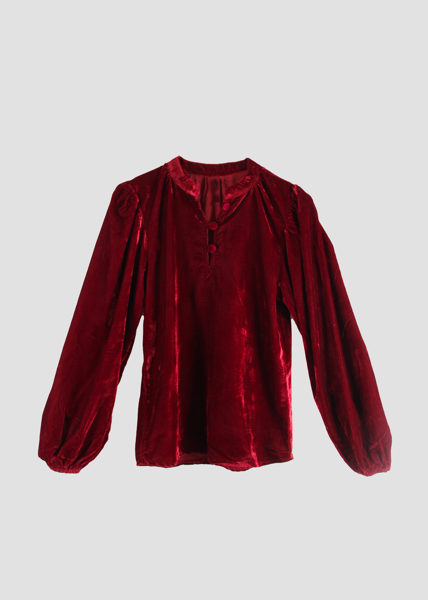 IGI AMA Bohémien Shirt – Blusa bordeaux in 100% velluto con scollo a bottoni in tessuto e maniche lunghe con elastico al polso. Vestibilità comoda, taglia unica adatta a una M. Prodotta in India, lavabile in lavatrice a 30°C e stirabile al rovescio a bassa temperatura.
