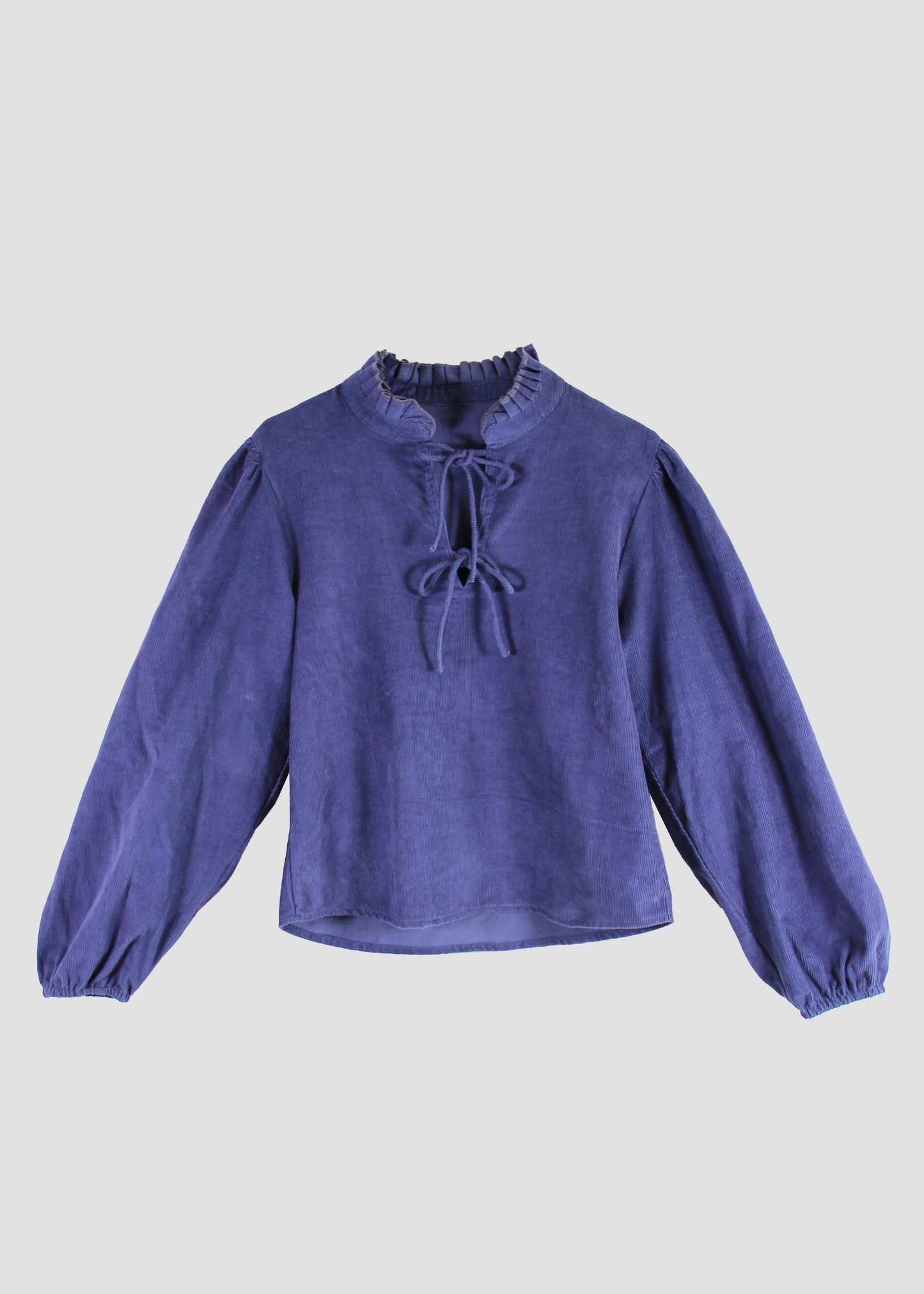 IGI AMA Anna Lace Shirt – Blusa in velluto Corduroy 100% con scollo a lacci e maniche lunghe con elastico al polso. Vestibilità comoda, taglia unica. Prodotta in India, lavabile in lavatrice a 30°C e stirabile a bassa temperatura.
