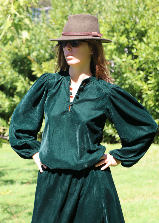 IGI AMA Bohémien Shirt – Blusa verde in 100% velluto con scollo a bottoni in tessuto e maniche lunghe con elastico al polso. Vestibilità comoda, taglia unica adatta a una M. Prodotta in India, lavabile in lavatrice a 30°C e stirabile al rovescio a bassa temperatura.