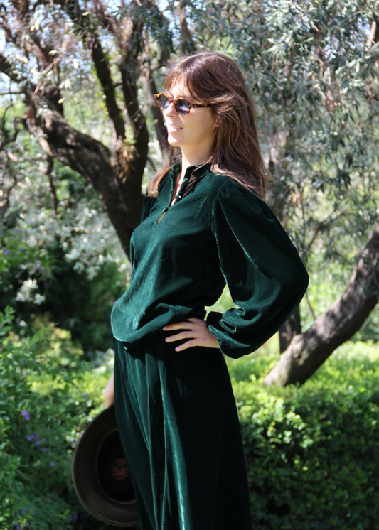 IGI AMA Bohémien Shirt – Blusa verde in 100% velluto con scollo a bottoni in tessuto e maniche lunghe con elastico al polso. Vestibilità comoda, taglia unica adatta a una M. Prodotta in India, lavabile in lavatrice a 30°C e stirabile al rovescio a bassa temperatura.