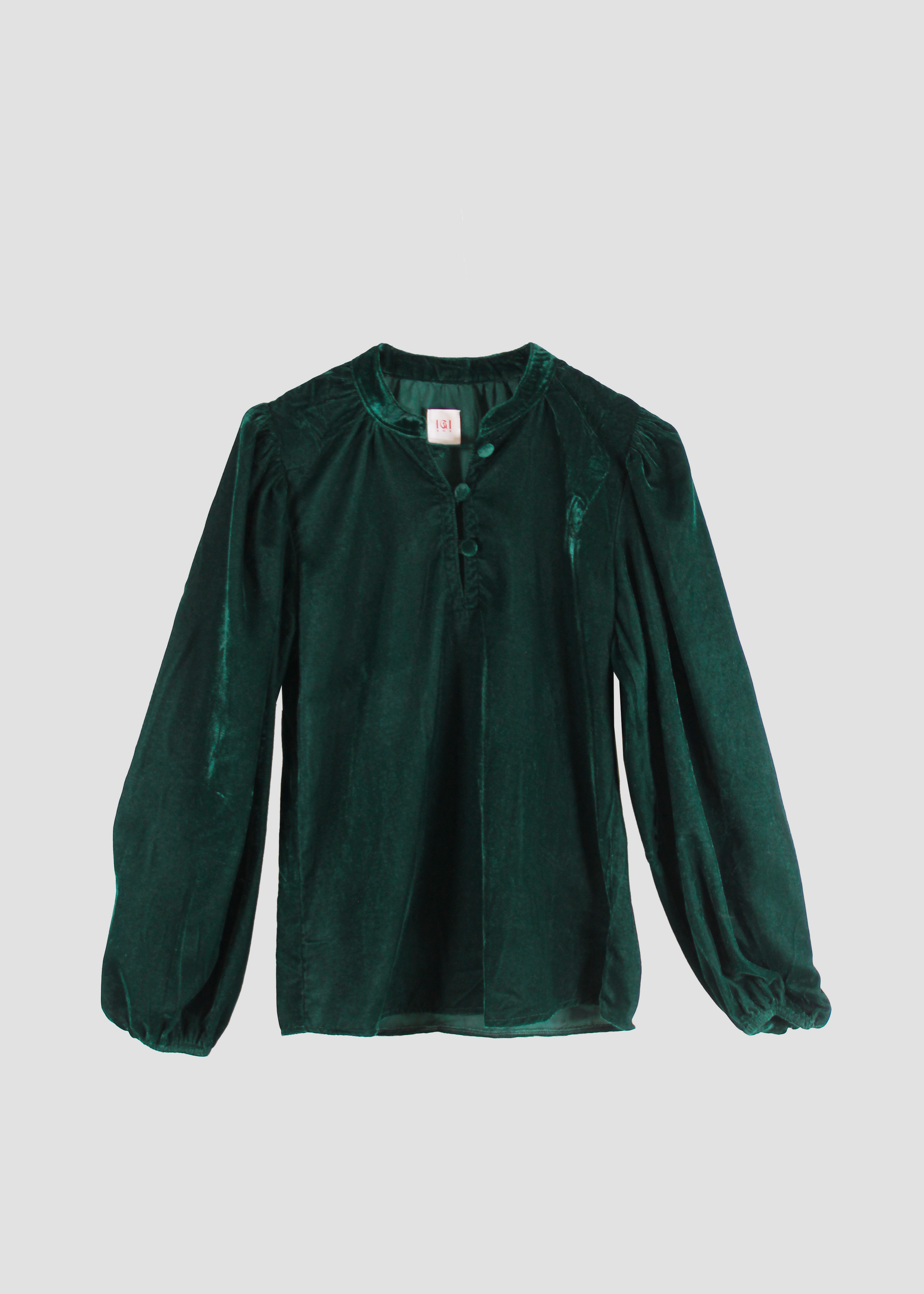 IGI AMA Bohémien Shirt – Blusa verde in 100% velluto con scollo a bottoni in tessuto e maniche lunghe con elastico al polso. Vestibilità comoda, taglia unica adatta a una M. Prodotta in India, lavabile in lavatrice a 30°C e stirabile al rovescio a bassa temperatura.