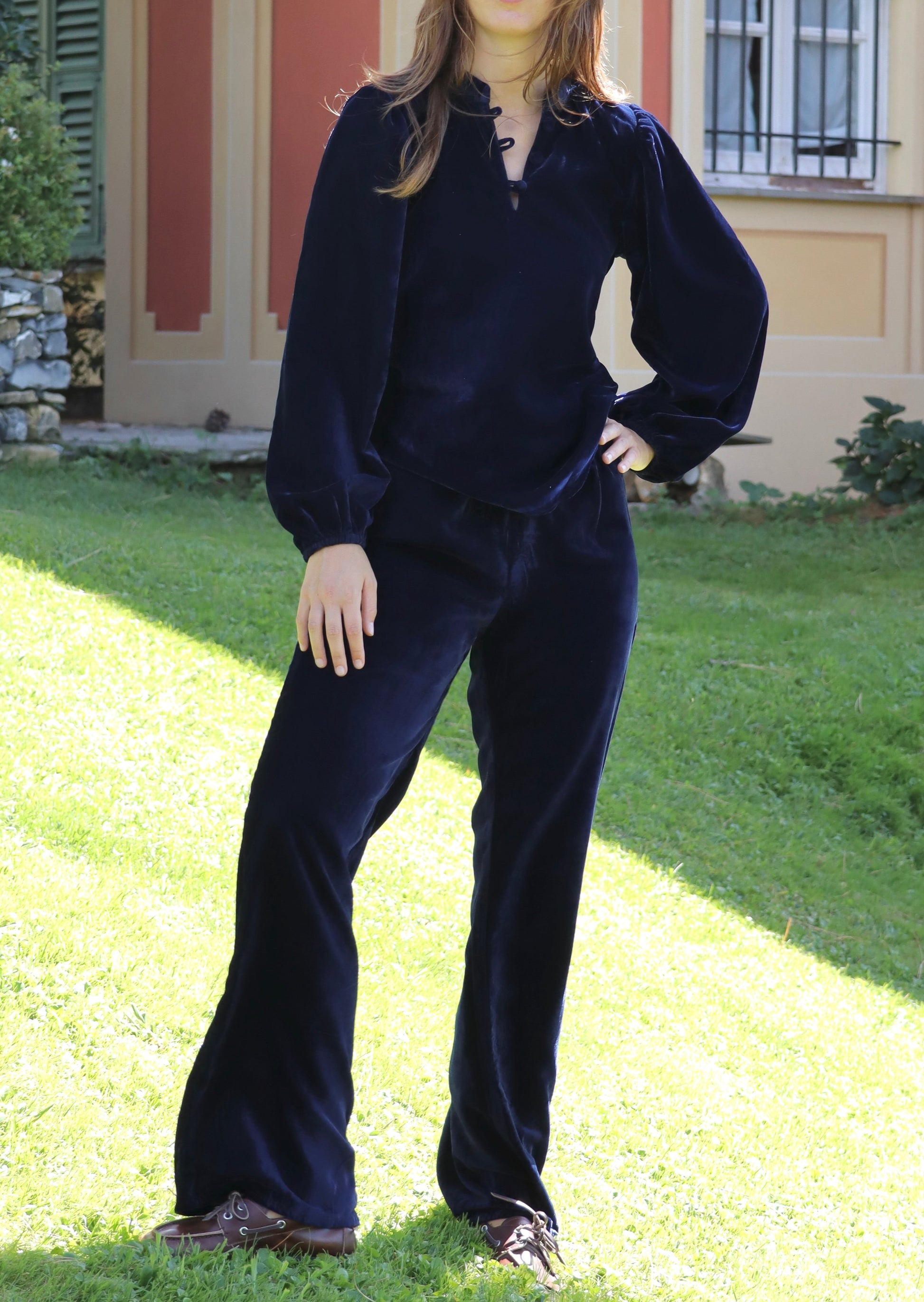 Set autunno/inverno da donna IGI AMA in velluto blu, composto da blusa Bohémien con scollo a bottoni in tessuto e maniche lunghe con polsini elasticizzati, e pantaloni morbidi in velluto da indossare a vita alta o bassa, 100% velluto, taglia unica (veste una M), perfetto per outfit vintage chic, look boho radical e completi eleganti per la stagione fredda.