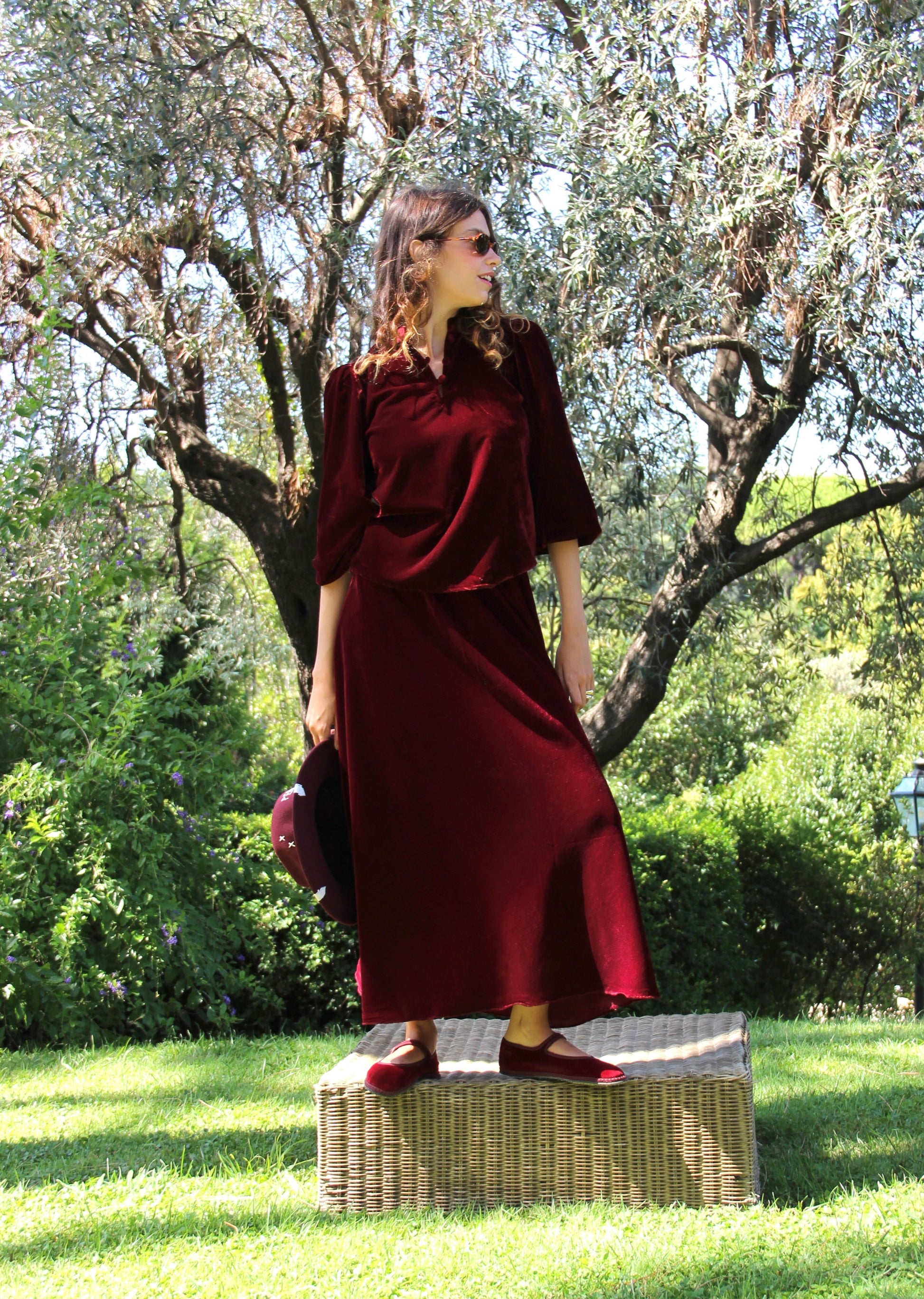 Set autunno/inverno da donna IGI AMA in velluto bordeaux, composto da blusa Bohémien con scollo con chiusura a bottoni in tessuto e maniche lunghe elasticizzate sul polso, e gonna lunga fino alla caviglia con elastico in vita, 100% velluto, taglia unica (veste una M), perfetto per outfit vintage chic, look boho radical e abbinamenti eleganti per la stagione fredda.