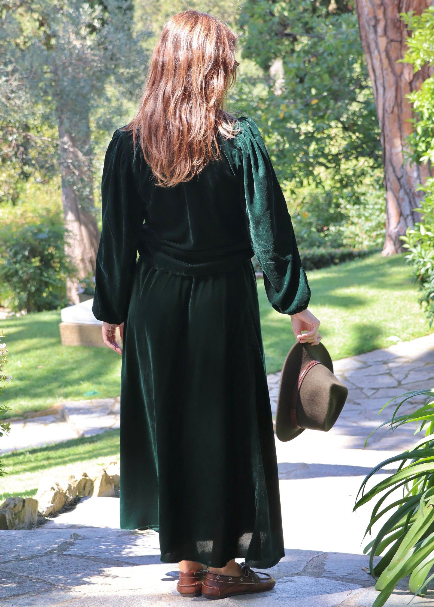 Set autunno/inverno da donna IGI AMA in velluto verde, composto da blusa Bohémien con scollo con chiusura a bottoni in tessuto e maniche lunghe elasticizzate sul polso, e gonna lunga fino alla caviglia con elastico in vita, 100% velluto, taglia unica (veste una M), perfetto per outfit vintage chic, look boho radical e abbinamenti eleganti per la stagione fredda.