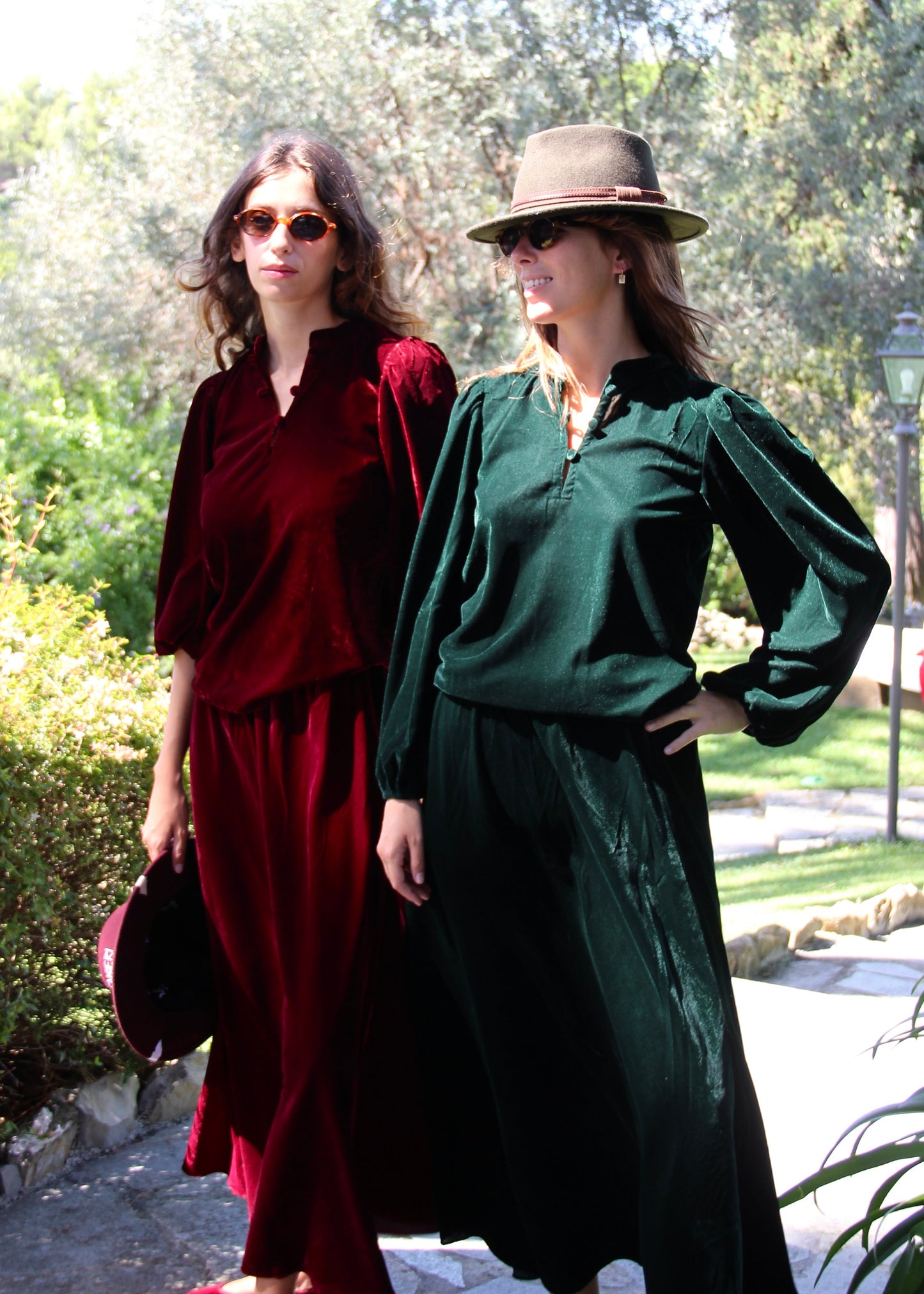 Set autunno/inverno da donna IGI AMA in velluto verde, composto da blusa Bohémien con scollo con chiusura a bottoni in tessuto e maniche lunghe elasticizzate sul polso, e gonna lunga fino alla caviglia con elastico in vita, 100% velluto, taglia unica (veste una M), perfetto per outfit vintage chic, look boho radical e abbinamenti eleganti per la stagione fredda.