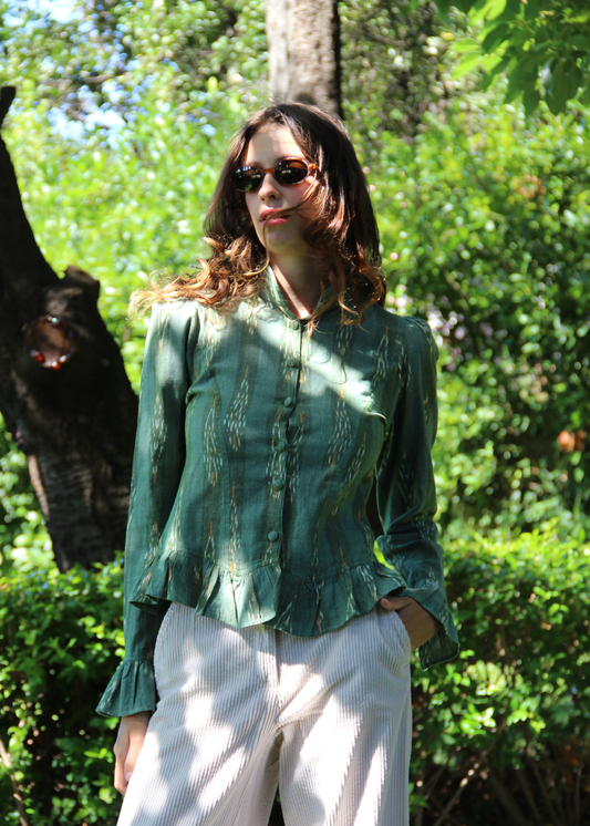 Camicetta verde in cotone 100% fantasia Ikat – IGI AMA x Orienthera. Camicia donna artigianale prodotta in India, leggera e versatile. Lavabile a 30°C e facile da stirare a bassa temperatura.