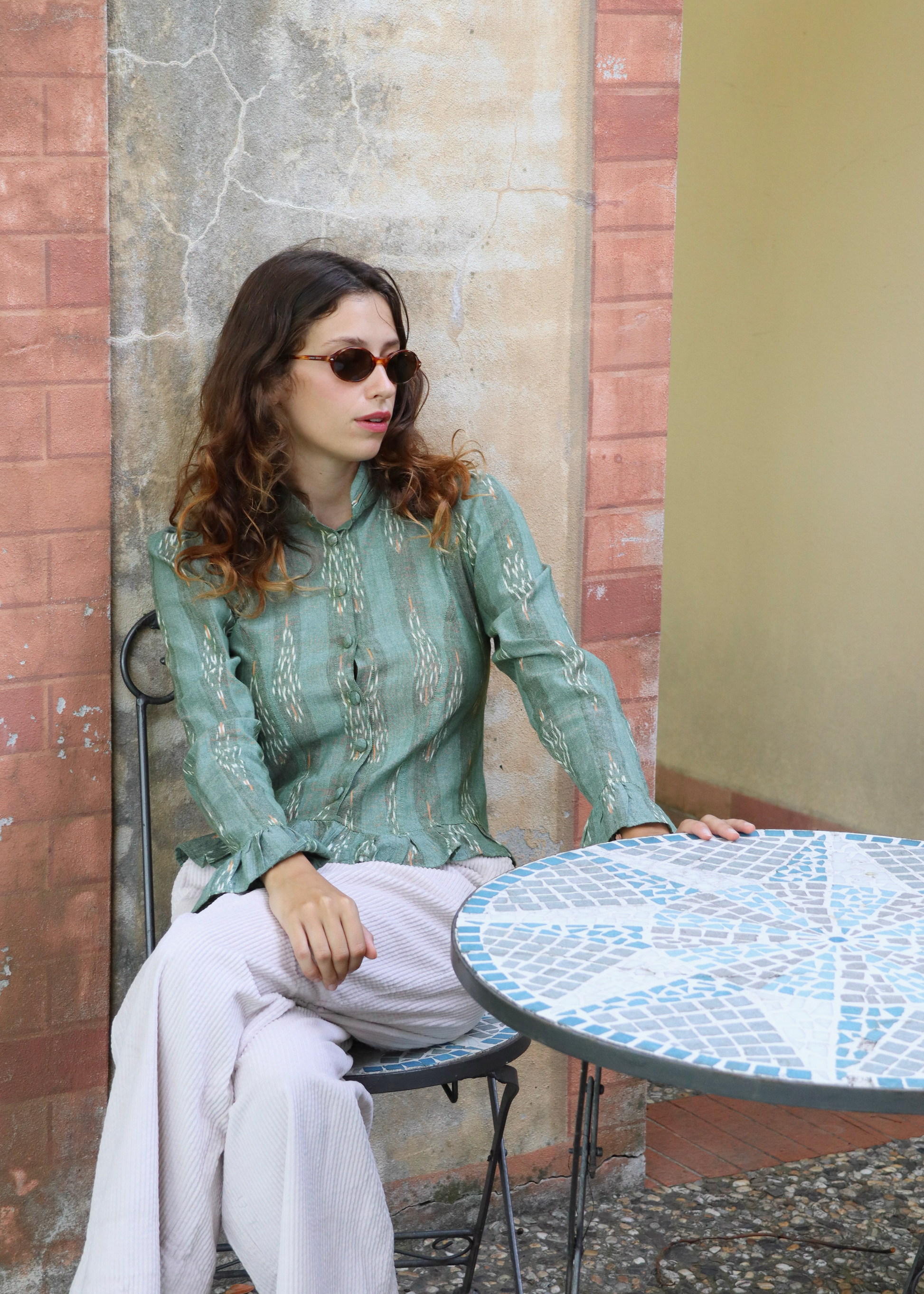 Camicetta verde in cotone 100% fantasia Ikat – IGI AMA x Orienthera. Camicia donna artigianale prodotta in India, leggera e versatile. Lavabile a 30°C e facile da stirare a bassa temperatura.