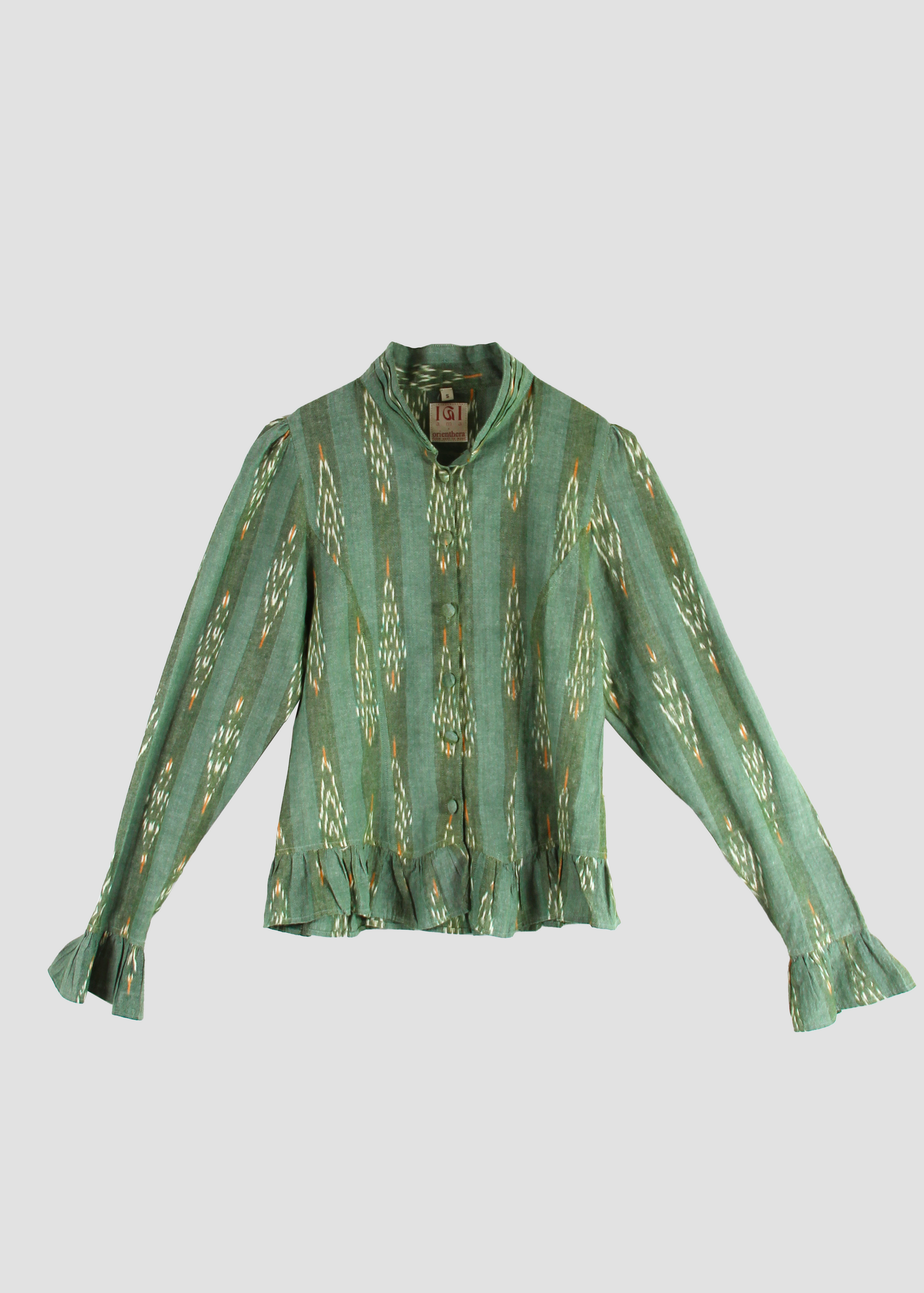 Camicetta verde in cotone 100% fantasia Ikat – IGI AMA x Orienthera. Camicia donna artigianale prodotta in India, leggera e versatile. Lavabile a 30°C e facile da stirare a bassa temperatura.