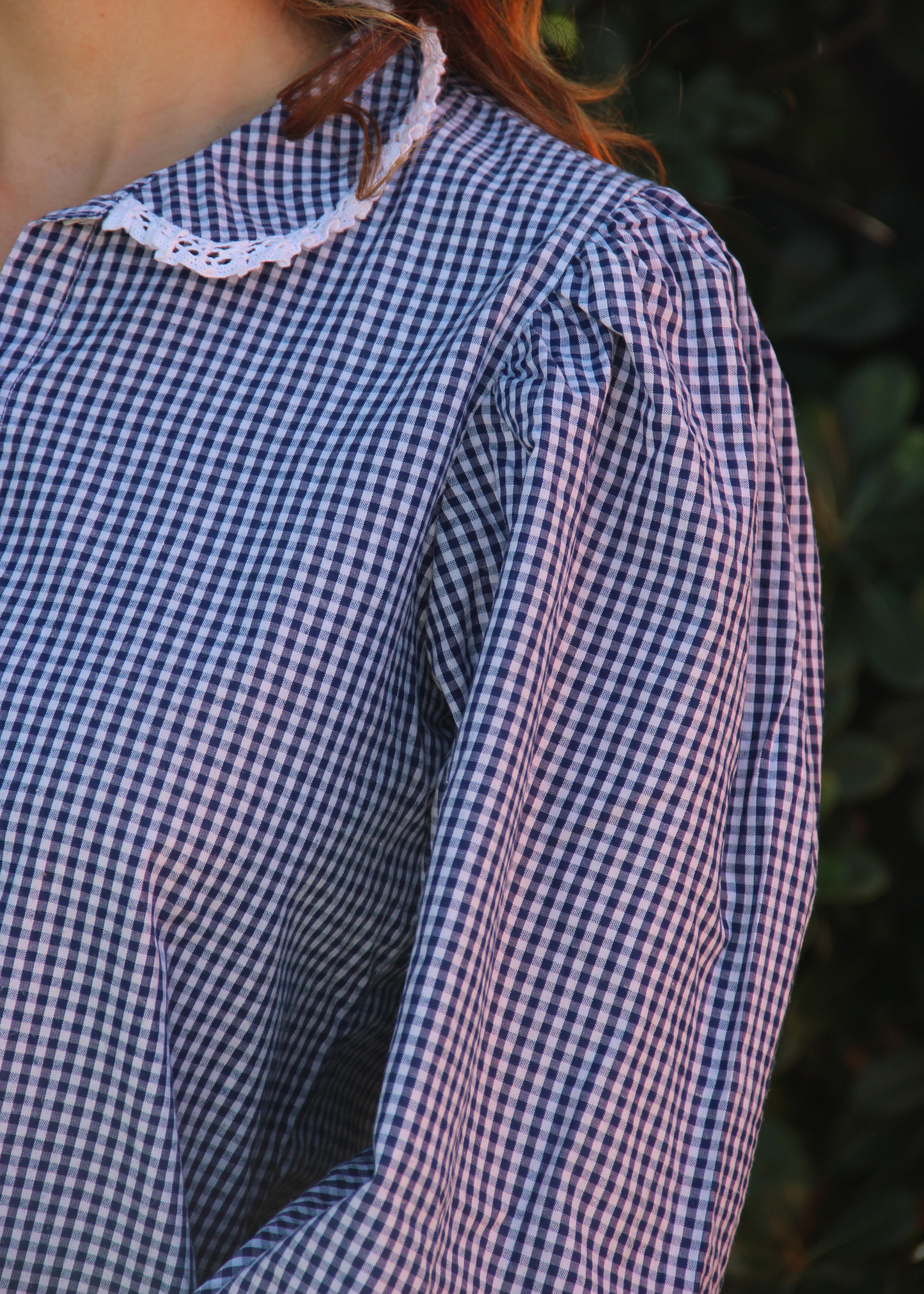 IGI AMA Old School Shirt – Camicia blu a quadri in 100% cotone con maniche lunghe a sbuffo e dettagli in pizzo bianco su colletto e bordo maniche. Parte della capsule Stripes & Checks, taglia unica. Prodotta in India, lavabile a 30°C e stirabile a bassa temperatura.