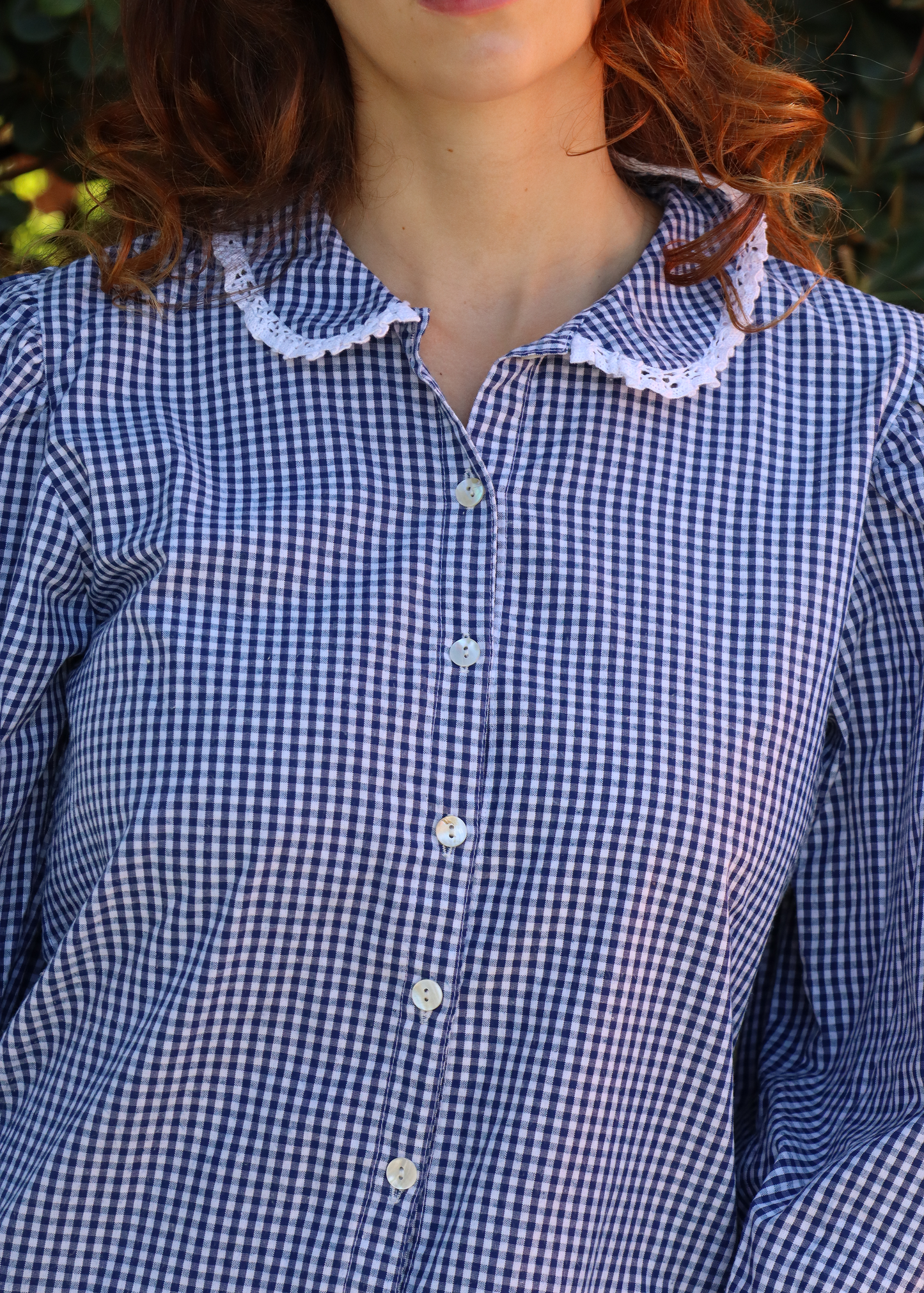 IGI AMA Old School Shirt – Camicia blu a quadri in 100% cotone con maniche lunghe a sbuffo e dettagli in pizzo bianco su colletto e bordo maniche. Parte della capsule Stripes & Checks, taglia unica. Prodotta in India, lavabile a 30°C e stirabile a bassa temperatura.