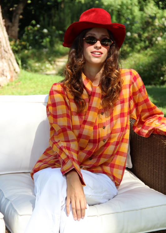 IGI AMA Matilda Tie – Camicia in 100% cotone con fantasia a quadri arancioni e cravatta a fiocco da annodare in tre modi diversi. Parte della capsule Stripes & Checks, taglia unica adatta a Small, Medium e Plus Size. Prodotta in India, lavabile a 30°C e stirabile a bassa temperatura.