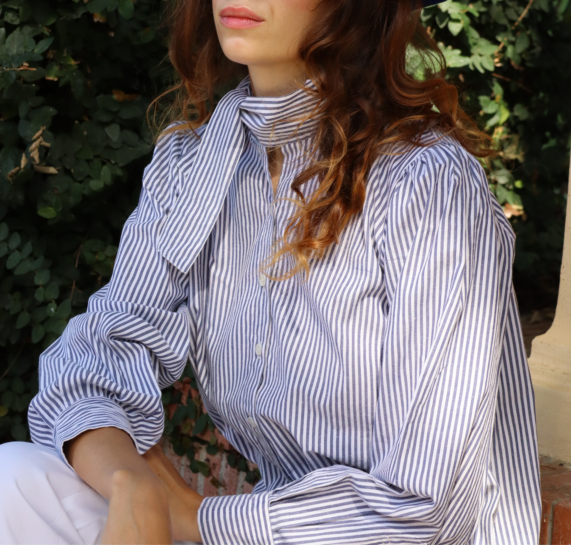 IGI AMA Matilda Tie – Camicia in 100% cotone con fantasia a righe blu e bianche e cravatta a fiocco regolabile in tre varianti di styling. Parte della capsule Stripes & Checks, taglia unica adatta a Small, Medium e Plus Size. Prodotta in India, lavabile a 30°C e stirabile a bassa temperatura.