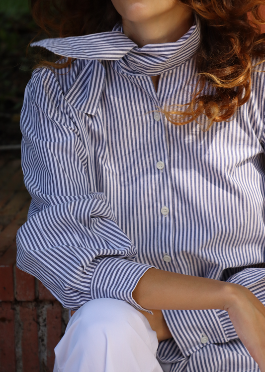 IGI AMA Matilda Tie – Camicia in 100% cotone con fantasia a righe blu e bianche e cravatta a fiocco regolabile in tre varianti di styling. Parte della capsule Stripes & Checks, taglia unica adatta a Small, Medium e Plus Size. Prodotta in India, lavabile a 30°C e stirabile a bassa temperatura.