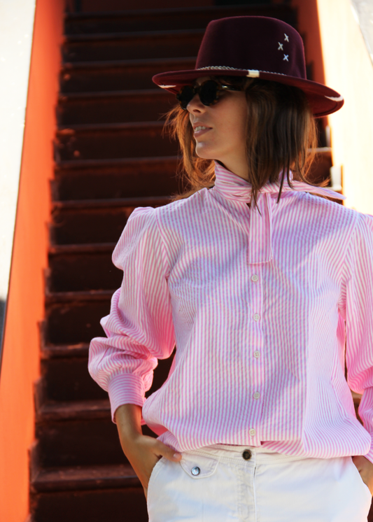 IGI AMA Matilda Tie – Camicia in 100% cotone con fantasia a righe rosa e bianche, dotata di cravatta a fiocco da annodare in tre modi diversi. Parte della capsule Stripes & Checks, taglia unica adatta a Small, Medium e Plus Size. Prodotta in India, lavabile a 30°C e stirabile a bassa temperatura.