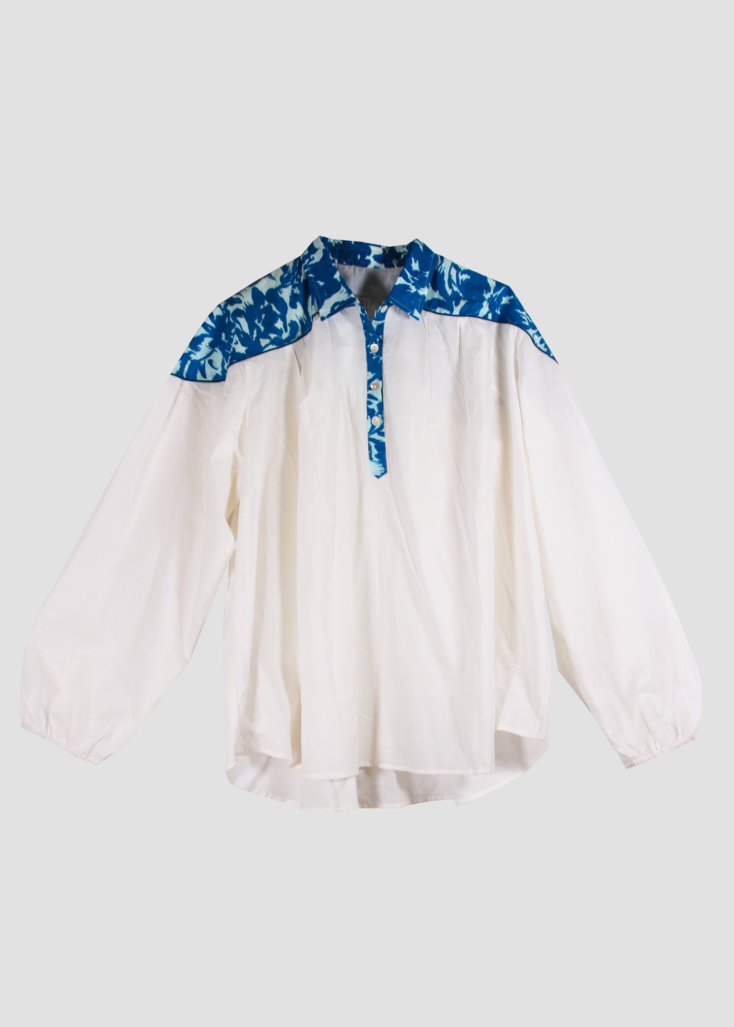 Camicia donna Canyon Shirt white/blue flowers in 100% cotone con vestibilità oversize, doppia trama bianca e fantasia floreale blu, polsini elasticizzati e stile boho chic estivo, taglia unica.