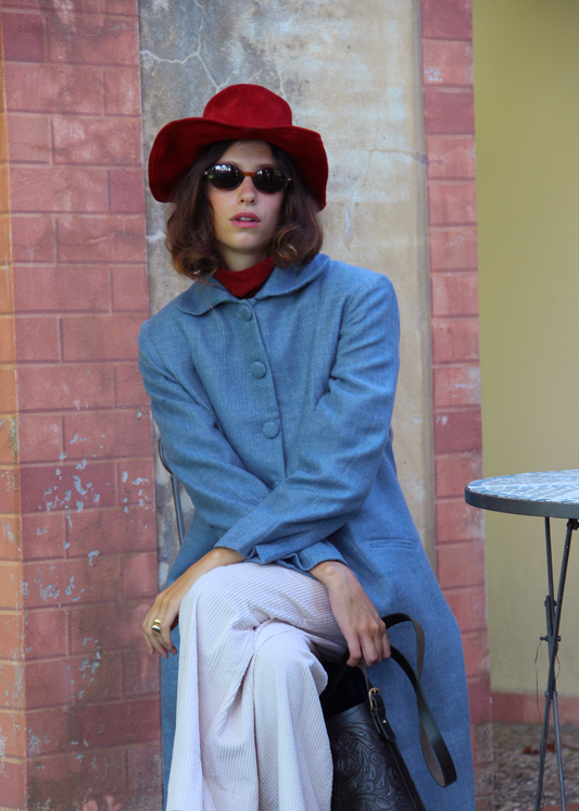 IGI AMA Oxford Coat – Cappotto azzurro in 100% cashmere con fodera in seta, chiusura frontale con bottoni in tessuto e spalle strutturate. Elegante e leggero, ideale per le mezze stagioni. Prodotto in India, richiede lavaggio a secco e stiratura a bassa temperatura.