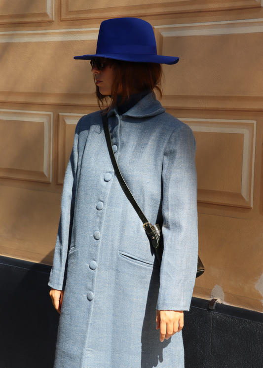 IGI AMA Oxford Coat – Cappotto azzurro in 100% cashmere con fodera in seta, chiusura frontale con bottoni in tessuto e spalle strutturate. Elegante e leggero, ideale per le mezze stagioni. Prodotto in India, richiede lavaggio a secco e stiratura a bassa temperatura.