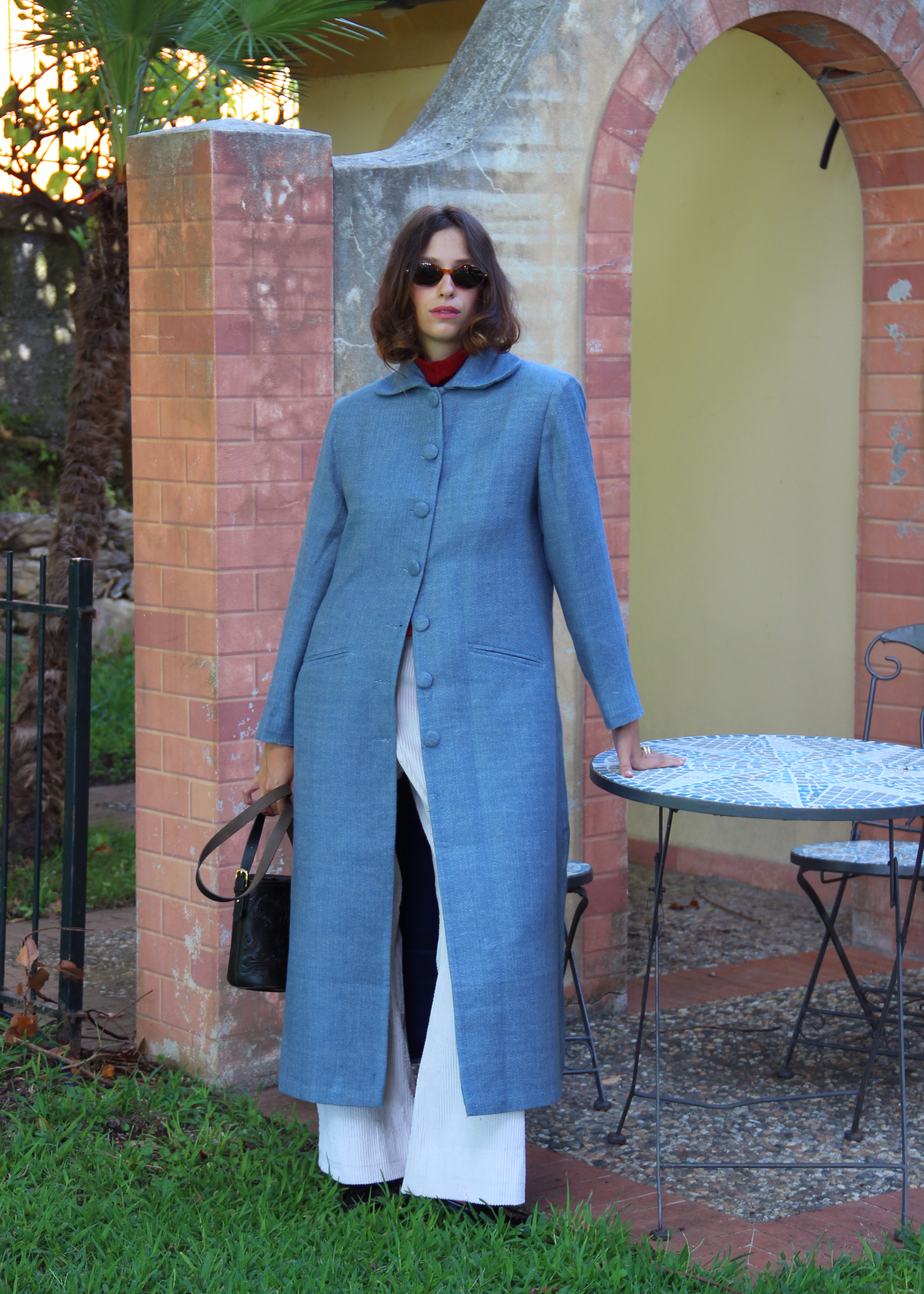 IGI AMA Oxford Coat – Cappotto azzurro in 100% cashmere con fodera in seta, chiusura frontale con bottoni in tessuto e spalle strutturate. Elegante e leggero, ideale per le mezze stagioni. Prodotto in India, richiede lavaggio a secco e stiratura a bassa temperatura.