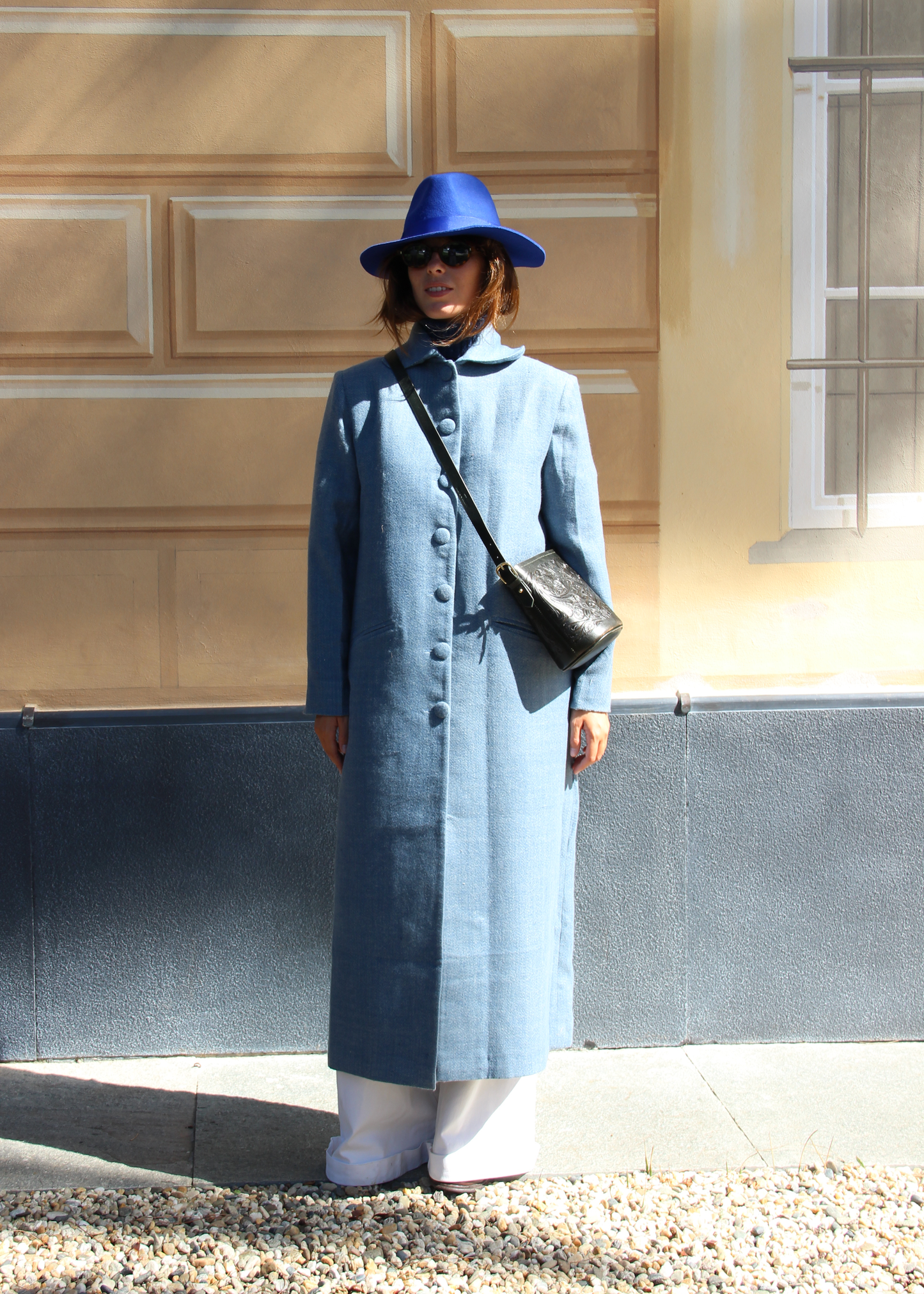 IGI AMA Oxford Coat – Cappotto azzurro in 100% cashmere con fodera in seta, chiusura frontale con bottoni in tessuto e spalle strutturate. Elegante e leggero, ideale per le mezze stagioni. Prodotto in India, richiede lavaggio a secco e stiratura a bassa temperatura.