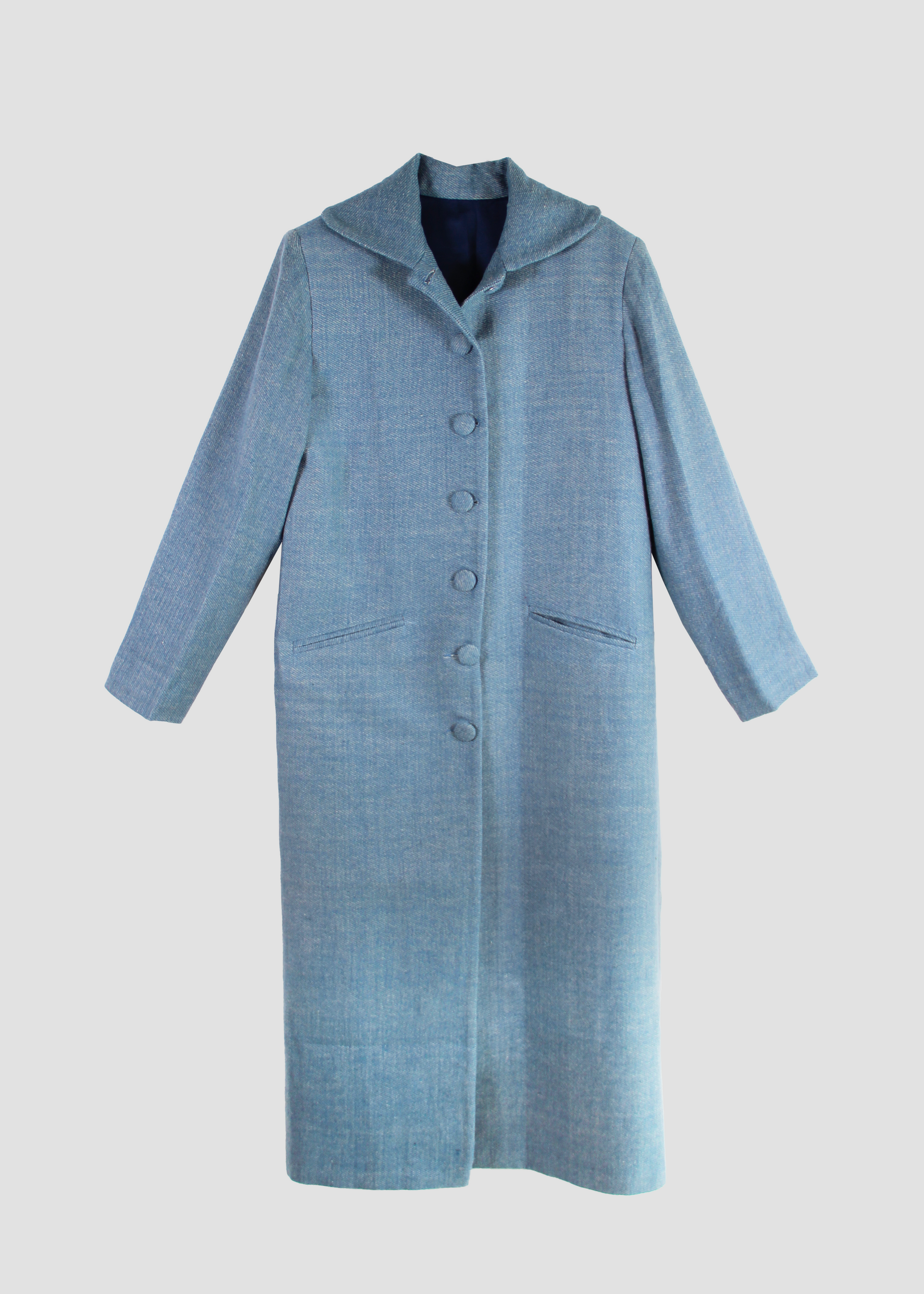 IGI AMA Oxford Coat – Cappotto azzurro in 100% cashmere con fodera in seta, chiusura frontale con bottoni in tessuto e spalle strutturate. Elegante e leggero, ideale per le mezze stagioni. Prodotto in India, richiede lavaggio a secco e stiratura a bassa temperatura.