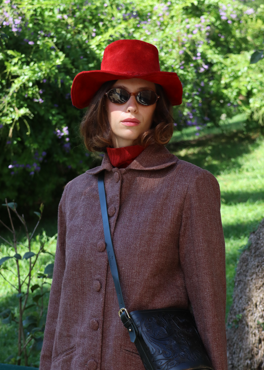IGI AMA Oxford Coat – Cappotto marrone in 100% cashmere con fodera in seta, bottoni rivestiti in tessuto e spalle strutturate. Elegante e confortevole, perfetto per le mezze stagioni. Prodotto in India, richiede lavaggio a secco e stiratura a bassa temperatura.
