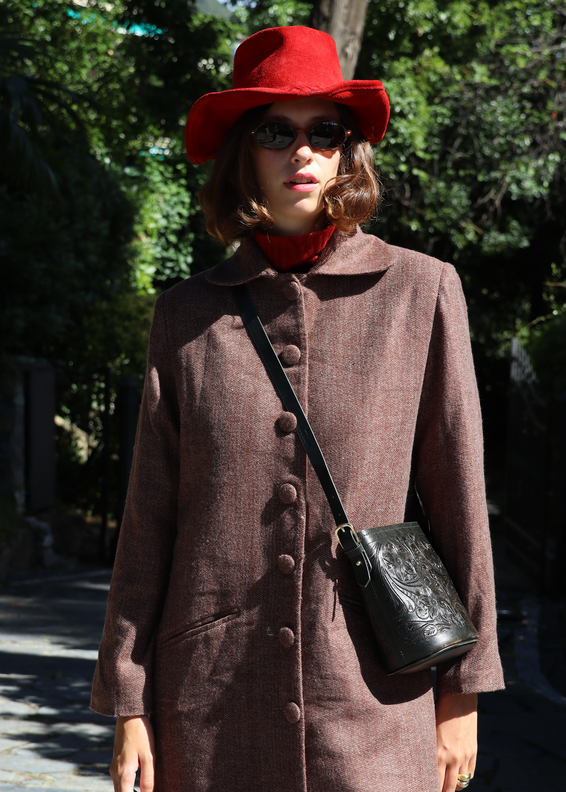 IGI AMA Oxford Coat – Cappotto marrone in 100% cashmere con fodera in seta, bottoni rivestiti in tessuto e spalle strutturate. Elegante e confortevole, perfetto per le mezze stagioni. Prodotto in India, richiede lavaggio a secco e stiratura a bassa temperatura.