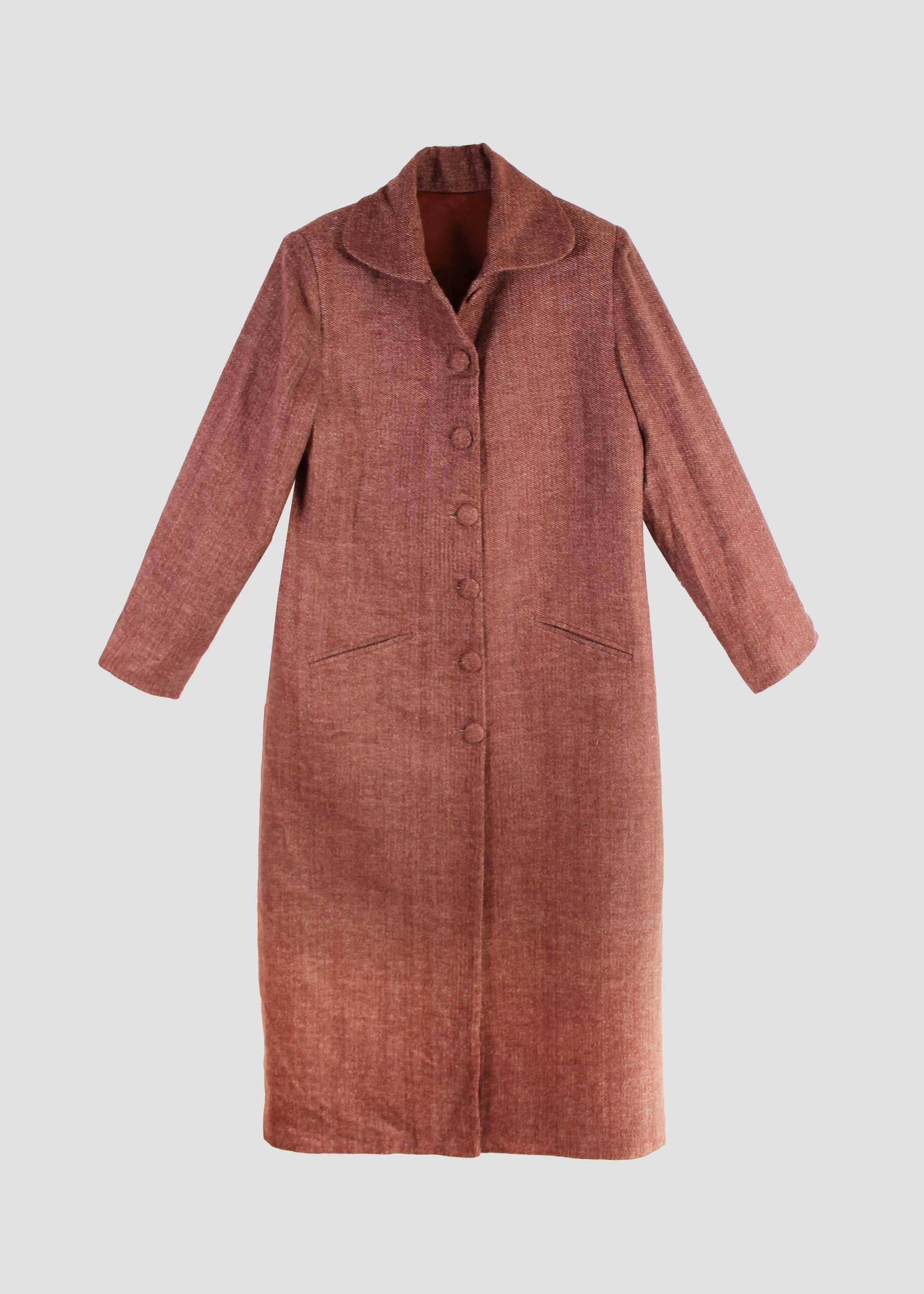 IGI AMA Oxford Coat – Cappotto marrone in 100% cashmere con fodera in seta, bottoni rivestiti in tessuto e spalle strutturate. Elegante e confortevole, perfetto per le mezze stagioni. Prodotto in India, richiede lavaggio a secco e stiratura a bassa temperatura.