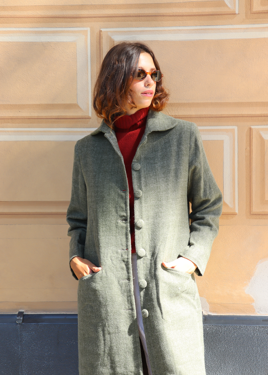 IGI AMA Oxford Coat – Cappotto verde in 100% cashmere con fodera in seta, chiusura frontale con bottoni in tessuto e spalle strutturate. Elegante e leggero, ideale per le mezze stagioni. Prodotto in India, solo lavaggio a secco e stiratura a bassa temperatura.