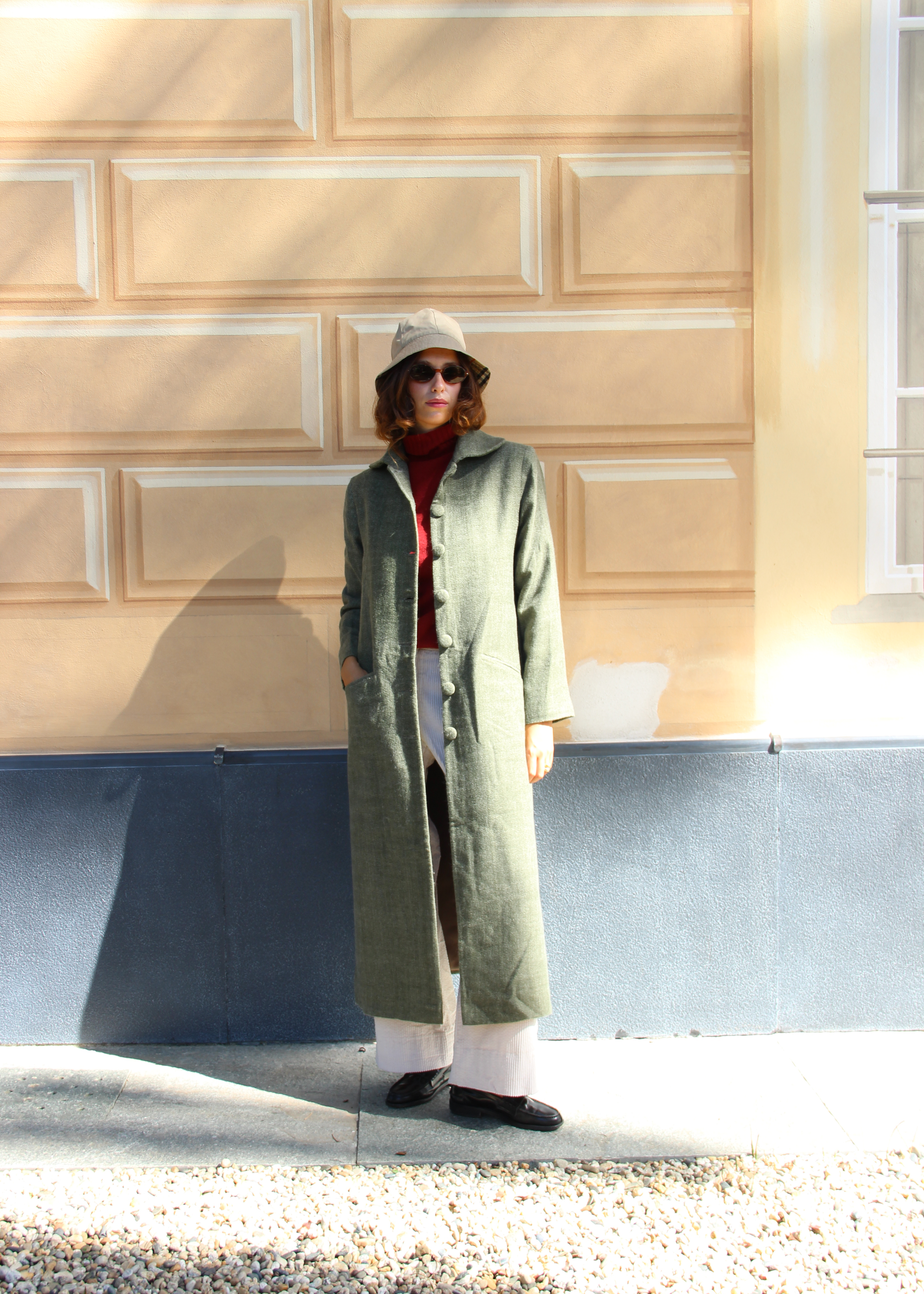 IGI AMA Oxford Coat – Cappotto verde in 100% cashmere con fodera in seta, chiusura frontale con bottoni in tessuto e spalle strutturate. Elegante e leggero, ideale per le mezze stagioni. Prodotto in India, solo lavaggio a secco e stiratura a bassa temperatura.