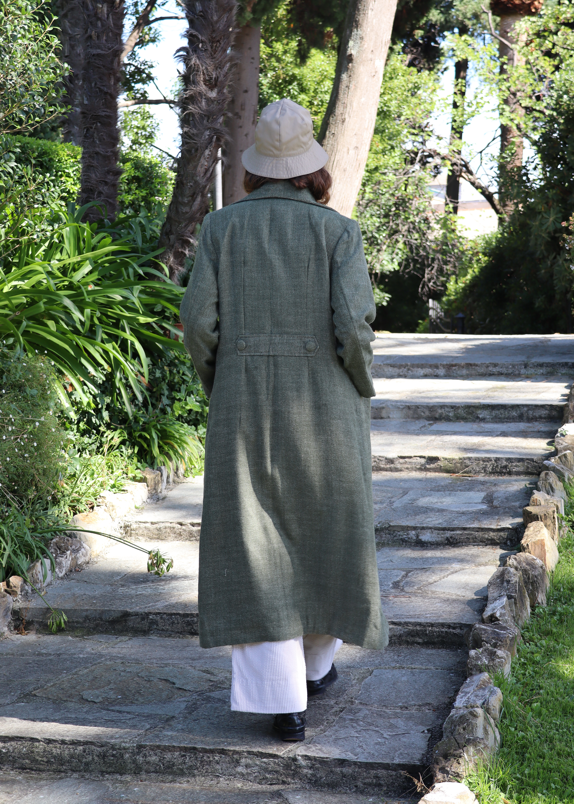 IGI AMA Oxford Coat – Cappotto verde in 100% cashmere con fodera in seta, chiusura frontale con bottoni in tessuto e spalle strutturate. Elegante e leggero, ideale per le mezze stagioni. Prodotto in India, solo lavaggio a secco e stiratura a bassa temperatura.