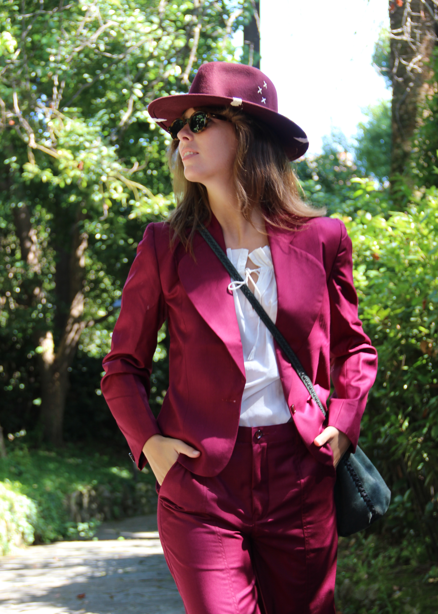 IGI AMA Funky Casual Suit – Completo magenta in viscosa con giacca a vita aderente e spalle strutturate e pantaloni a vestibilità regolare. Taglia unica Small, prodotto artigianalmente in India. Lavabile a 30°C e stirabile a bassa temperatura.