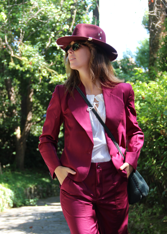 IGI AMA Funky Casual Suit – Completo magenta in viscosa con giacca a vita aderente e spalle strutturate e pantaloni a vestibilità regolare. Taglia unica Small, prodotto artigianalmente in India. Lavabile a 30°C e stirabile a bassa temperatura.