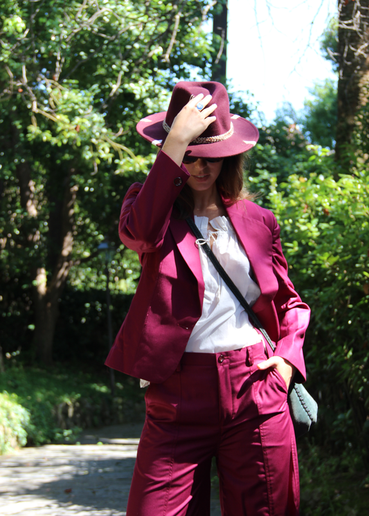 IGI AMA Funky Casual Suit – Completo magenta in viscosa con giacca a vita aderente e spalle strutturate e pantaloni a vestibilità regolare. Taglia unica Small, prodotto artigianalmente in India. Lavabile a 30°C e stirabile a bassa temperatura.