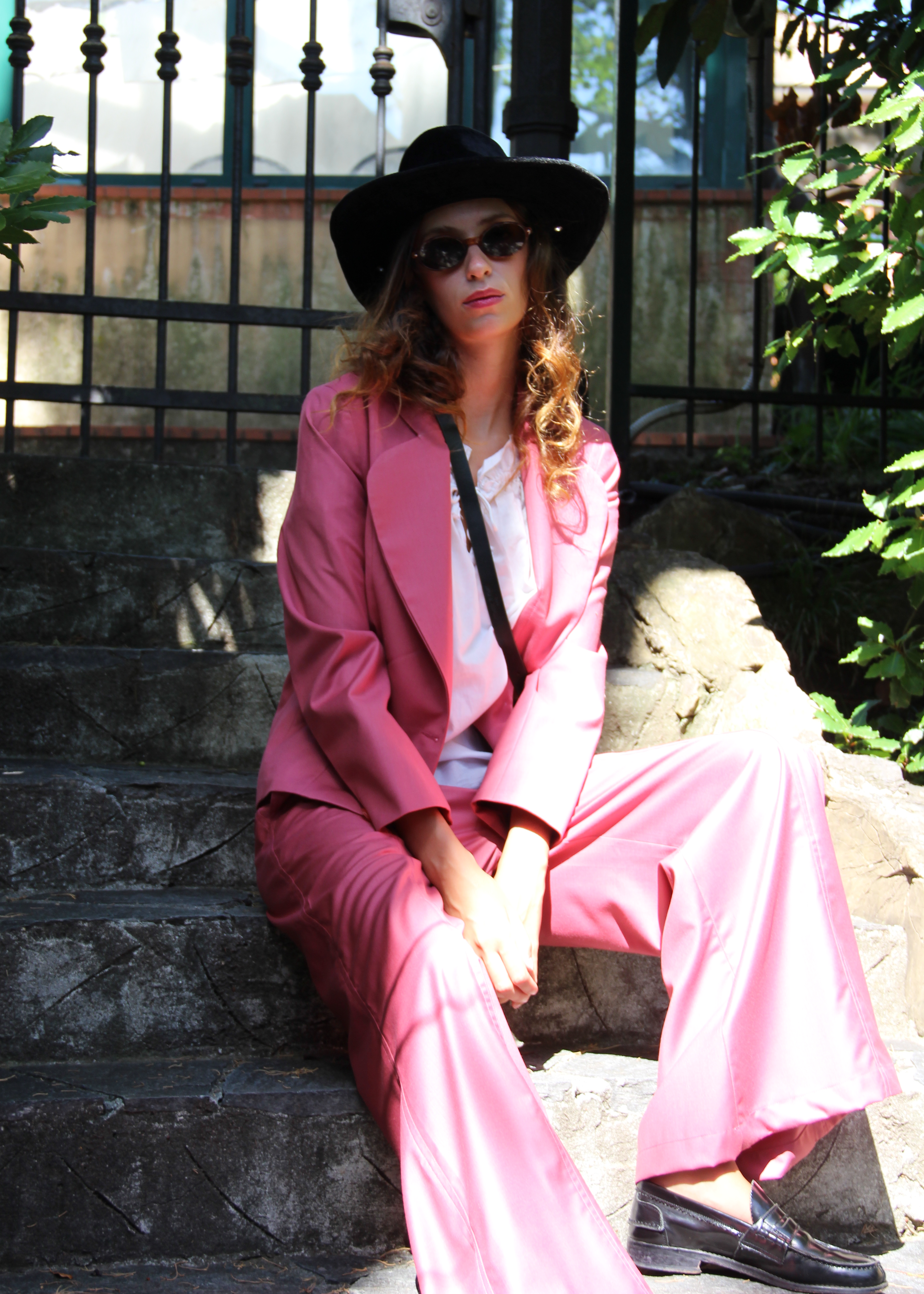 GI AMA Funky Casual Suit – Completo rosa in viscosa con giacca a vita aderente e spalle strutturate e pantaloni a vestibilità regolare. Taglia unica Small, prodotto in India. Lavabile a 30°C e stirabile a bassa temperatura.