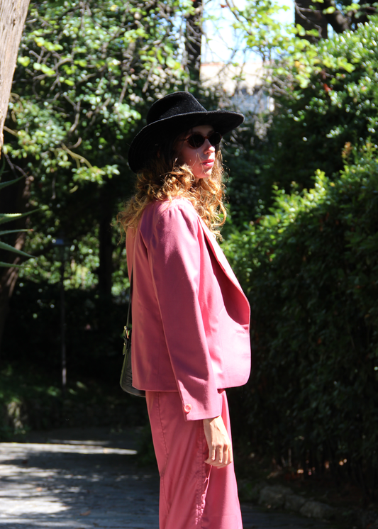 GI AMA Funky Casual Suit – Completo rosa in viscosa con giacca a vita aderente e spalle strutturate e pantaloni a vestibilità regolare. Taglia unica Small, prodotto in India. Lavabile a 30°C e stirabile a bassa temperatura.