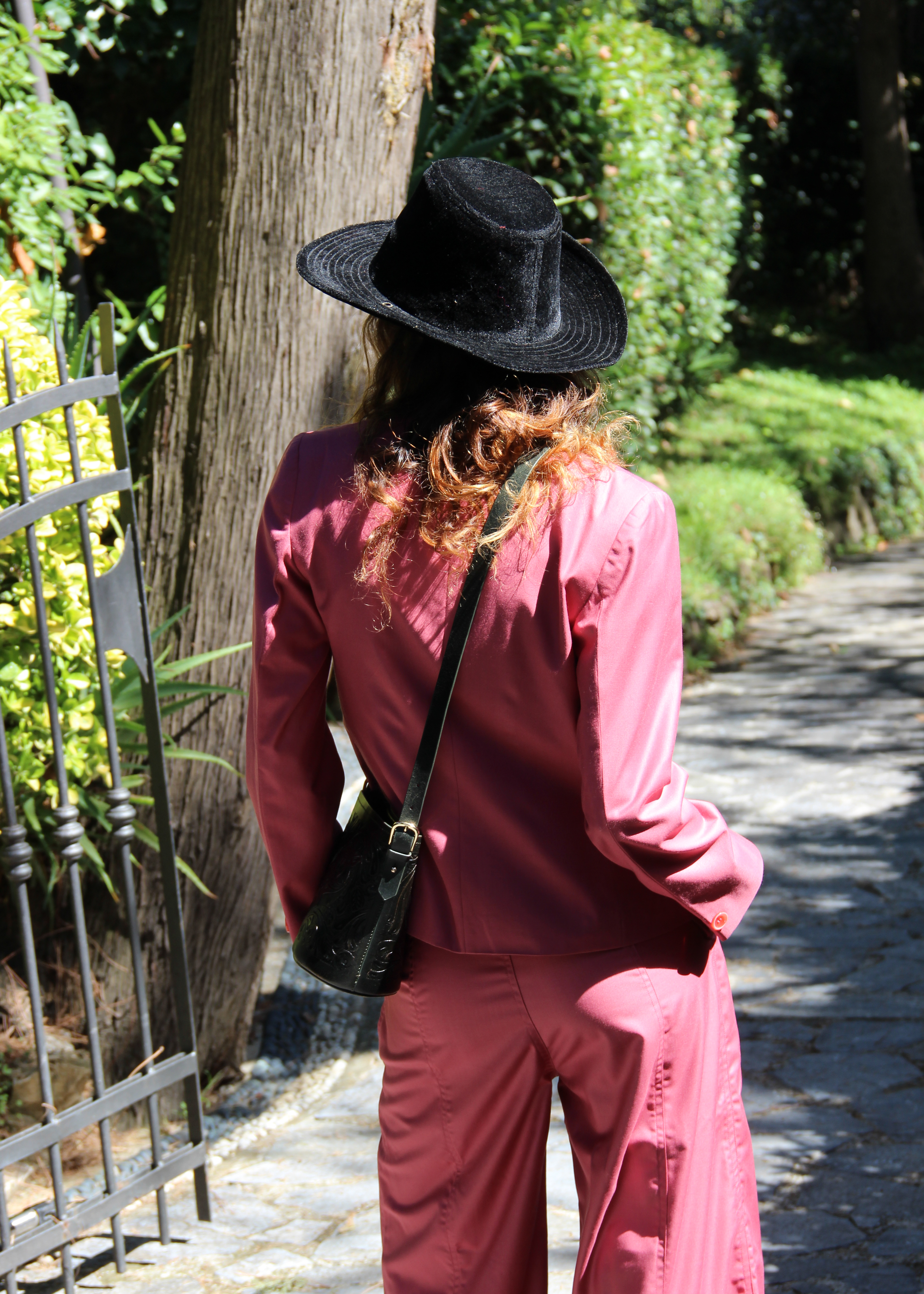 GI AMA Funky Casual Suit – Completo rosa in viscosa con giacca a vita aderente e spalle strutturate e pantaloni a vestibilità regolare. Taglia unica Small, prodotto in India. Lavabile a 30°C e stirabile a bassa temperatura.
