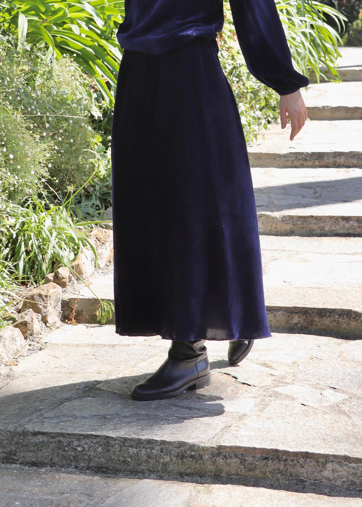 IGI AMA Bohémien Skirt – Gonna blu in 100% velluto, lunga fino alla caviglia con elastico in vita per una vestibilità comoda. Taglia unica, prodotta in India. Lavabile in lavatrice a 30°C e stirabile al rovescio a bassa temperatura.