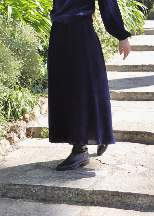 IGI AMA Bohémien Skirt – Gonna blu in 100% velluto, lunga fino alla caviglia con elastico in vita per una vestibilità comoda. Taglia unica, prodotta in India. Lavabile in lavatrice a 30°C e stirabile al rovescio a bassa temperatura.