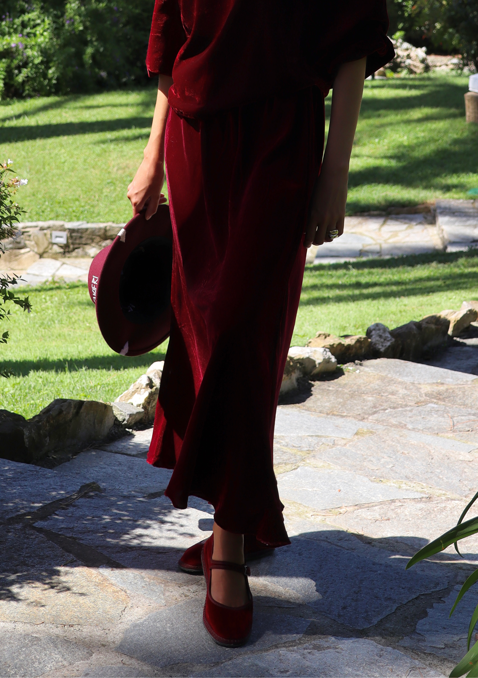 IGI AMA Bohémien Skirt – Gonna bordeaux in 100% velluto, lunga fino alla caviglia con elastico in vita per una vestibilità comoda. Taglia unica, prodotta in India. Lavabile in lavatrice a 30°C e stirabile al rovescio a bassa temperatura.
