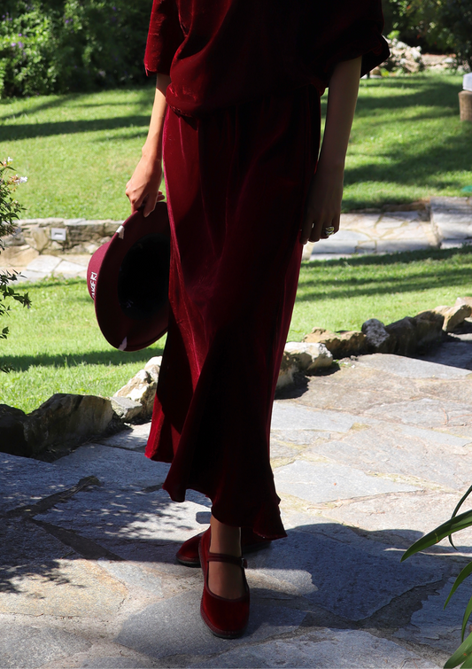 IGI AMA Bohémien Skirt – Gonna bordeaux in 100% velluto, lunga fino alla caviglia con elastico in vita per una vestibilità comoda. Taglia unica, prodotta in India. Lavabile in lavatrice a 30°C e stirabile al rovescio a bassa temperatura.