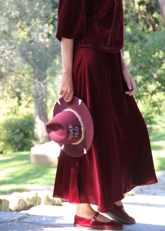 IGI AMA Bohémien Skirt – Gonna bordeaux in 100% velluto, lunga fino alla caviglia con elastico in vita per una vestibilità comoda. Taglia unica, prodotta in India. Lavabile in lavatrice a 30°C e stirabile al rovescio a bassa temperatura.